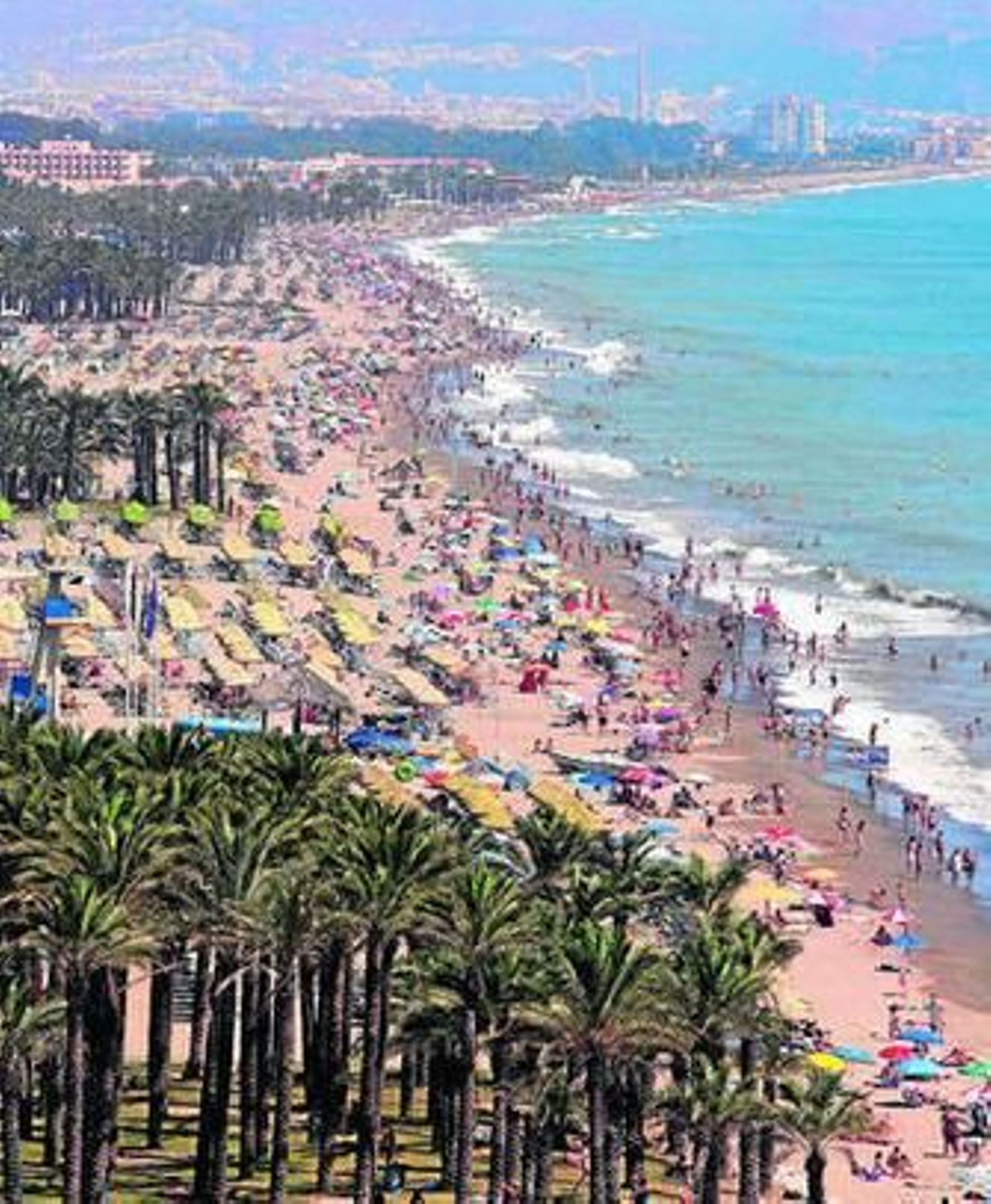 Una playa de la costa malagueña llena de turistas.