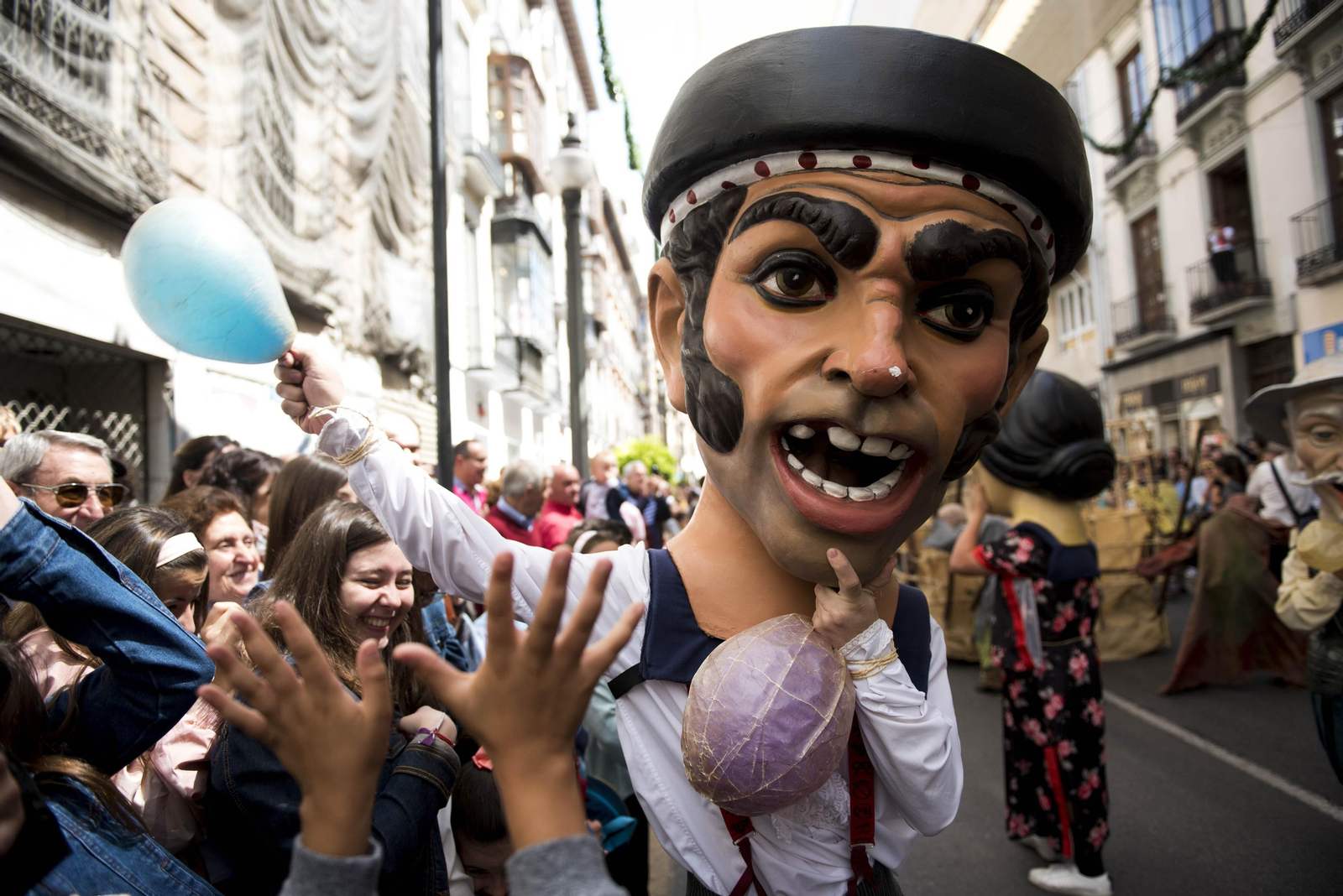 Los cabezudos divierten a los granadinos más pequeños