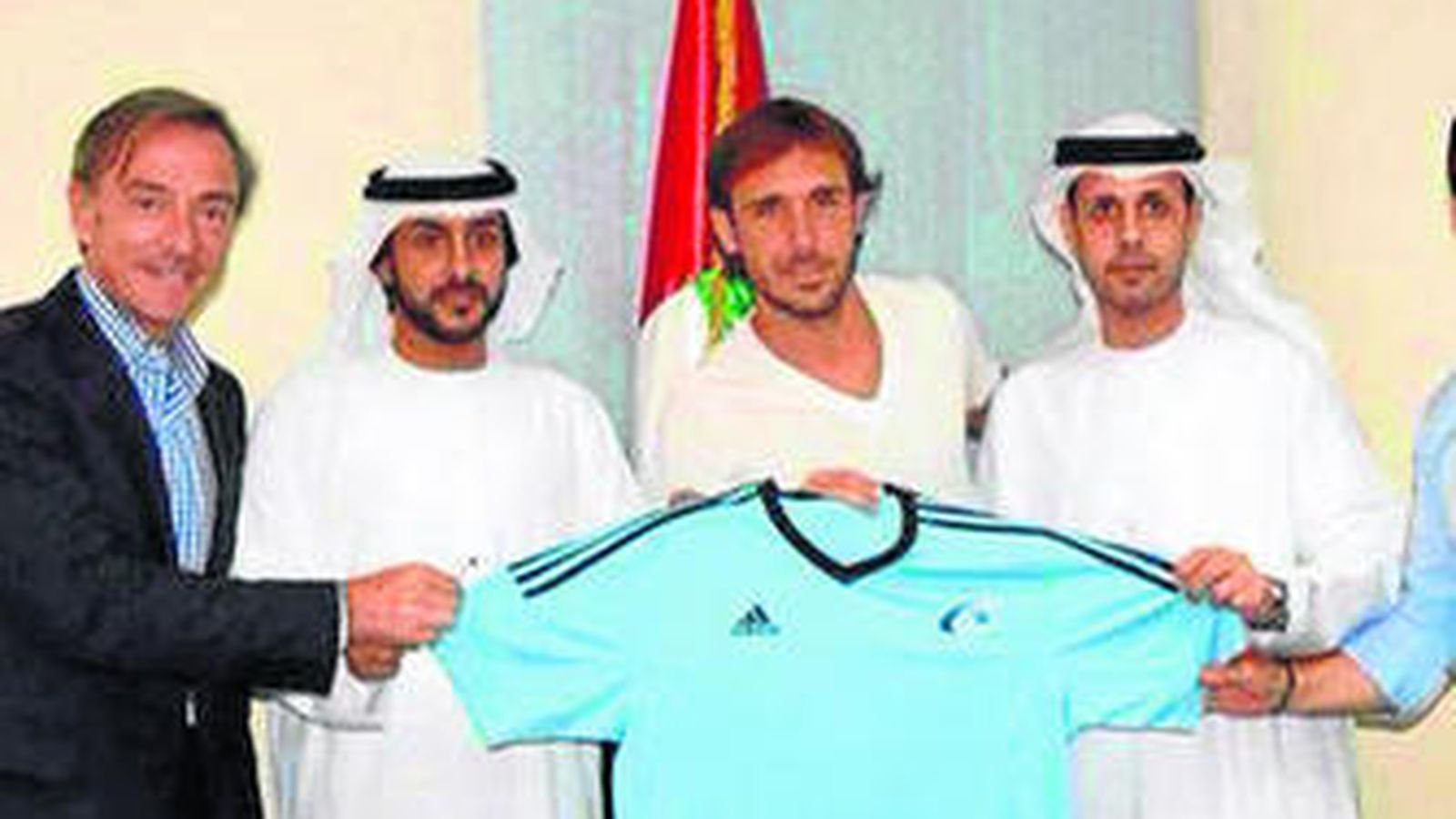 Joan Verdú posa con los dirigentes del Baniyas.