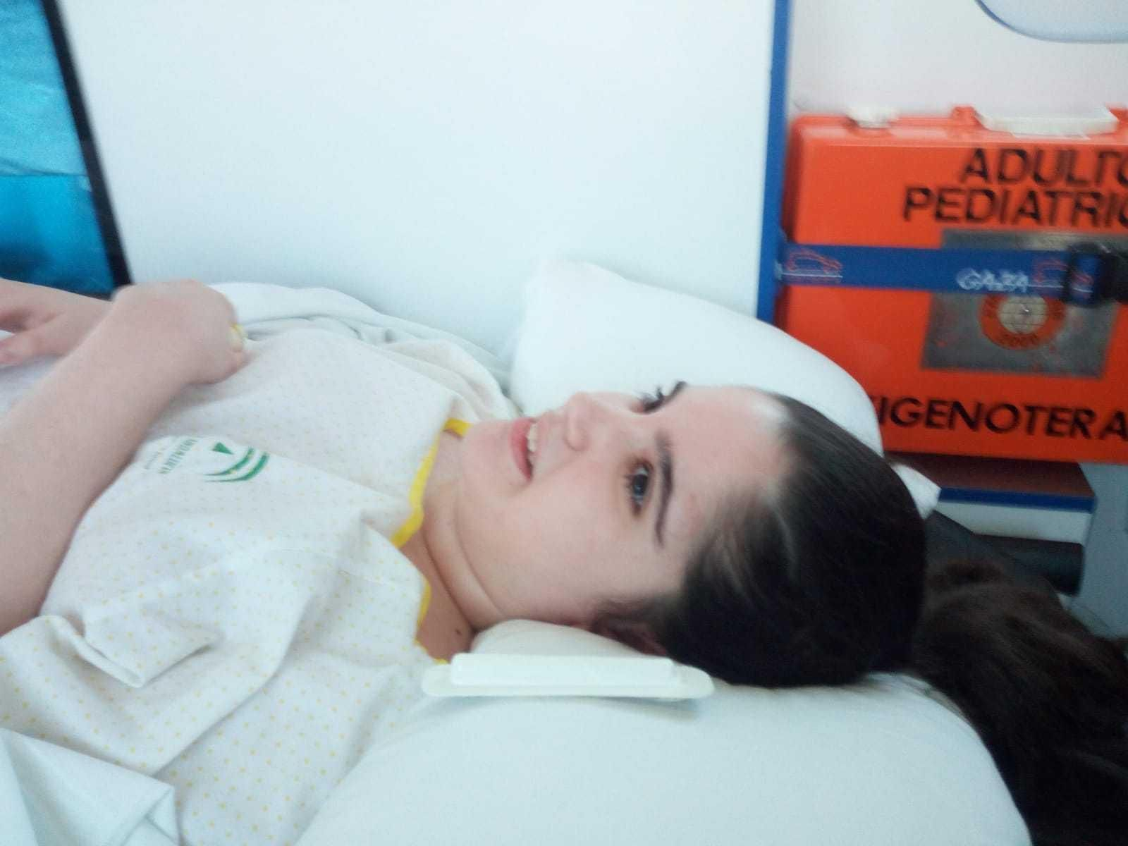 Alba sonriente durante el traslado en ambulancia del hospital de Jerez a Cádiz.