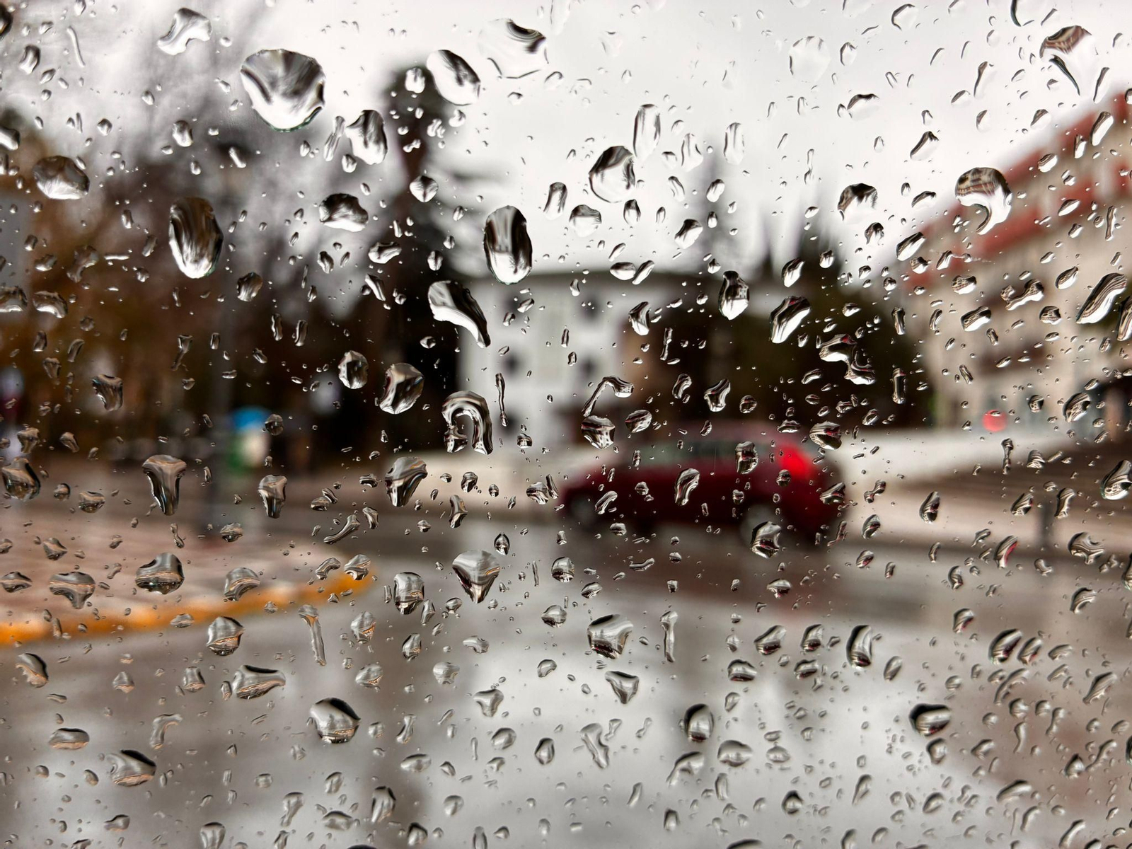Lluvia en el cristal de un coche