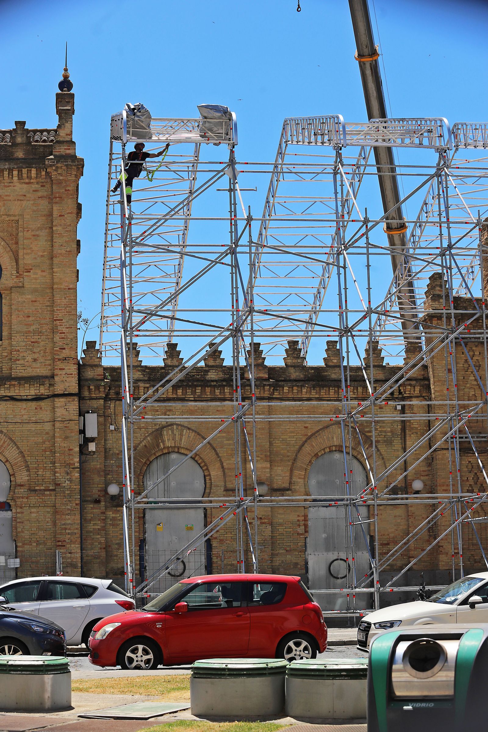 Imágenes del montaje del techo de la antigua estación de trenes de Huelva