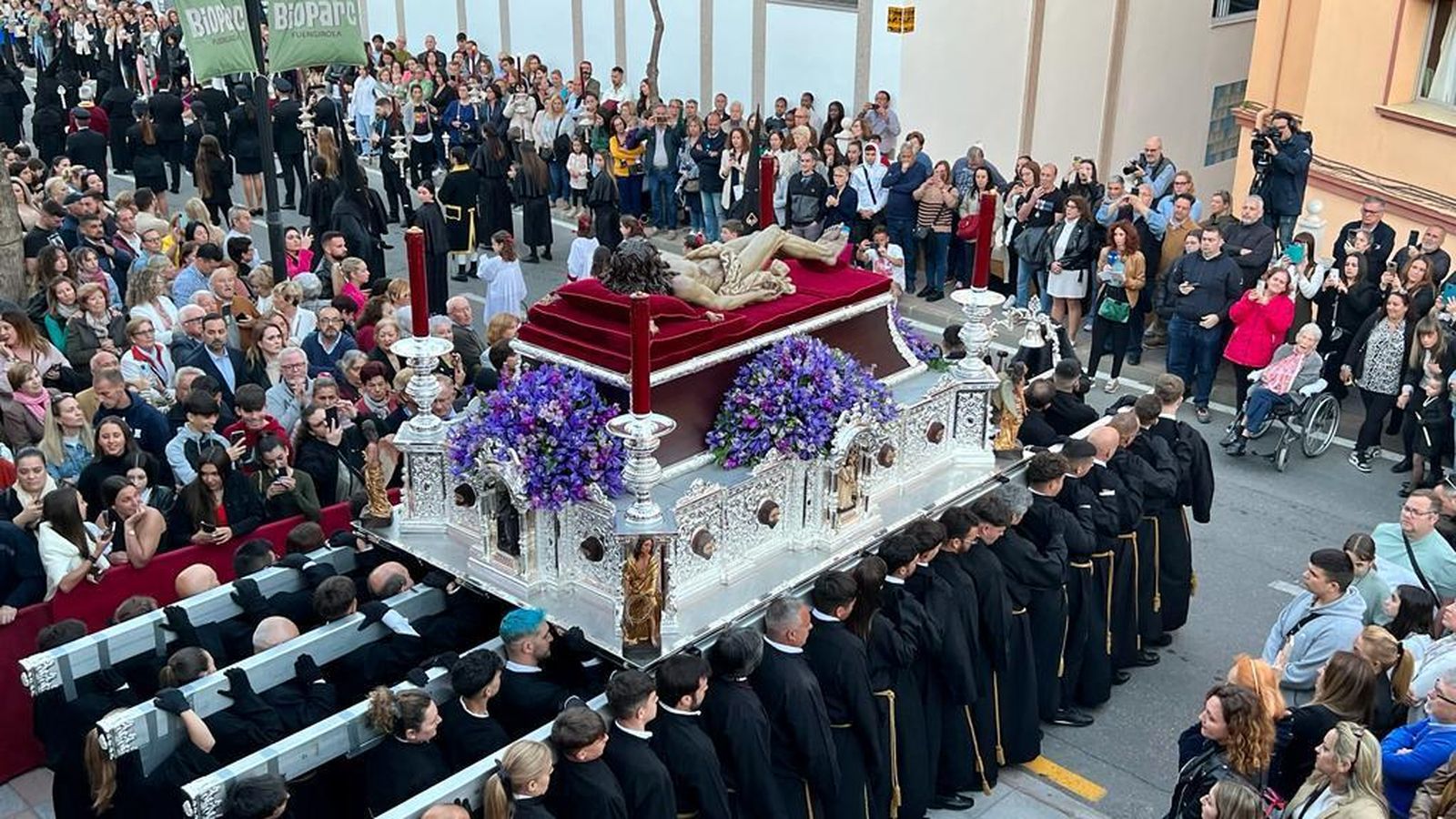 El trono del Cristo Yacente en Fuengirola.