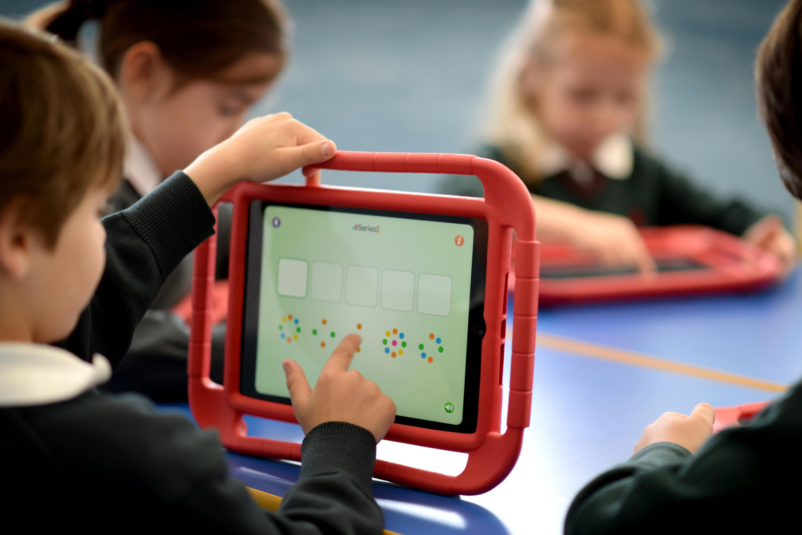 Alumnos de Primaria usan las nuevas tecnologías en un colegio privado.