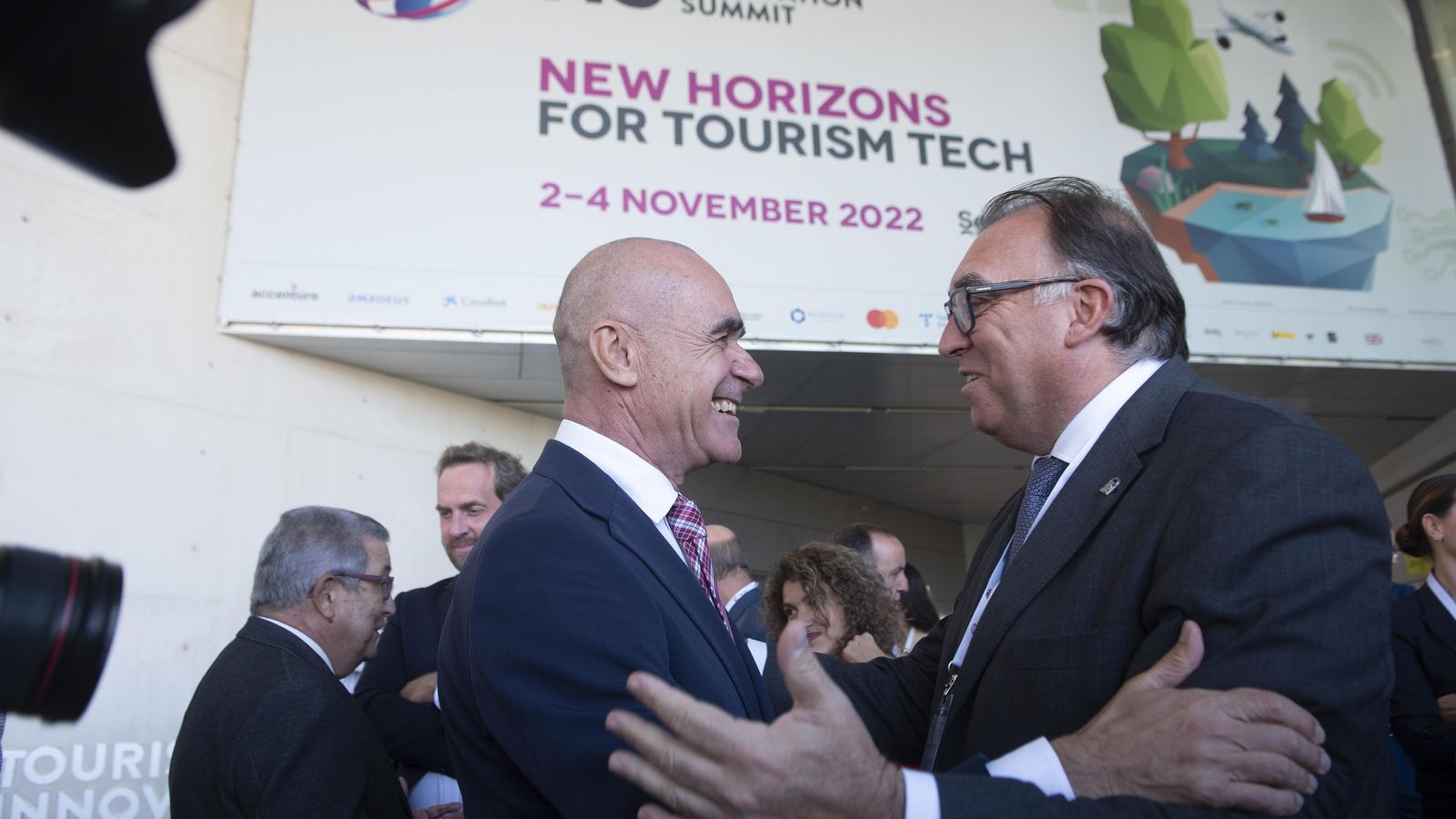 El alcalde y el consejero de Turismo en la inauguración del TIS.