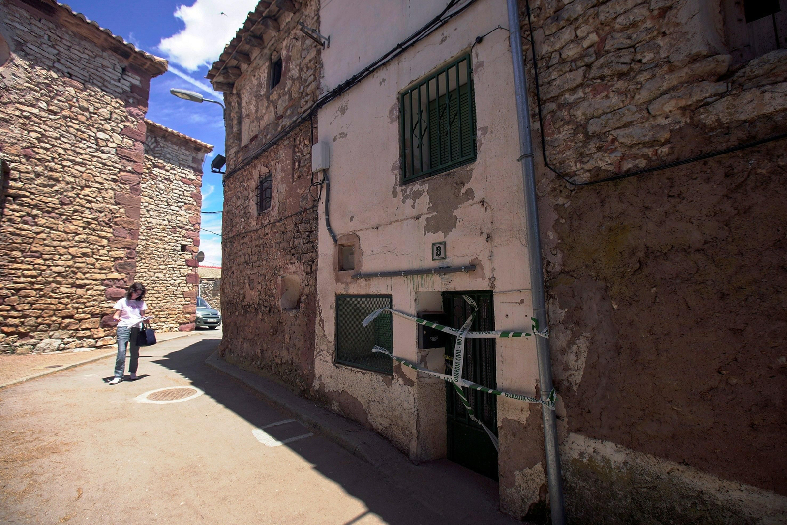 Vista del portal precintado de la casa en Pozondón (Teruel) donde la Guardia Civil ha hallado a una mujer muerta.