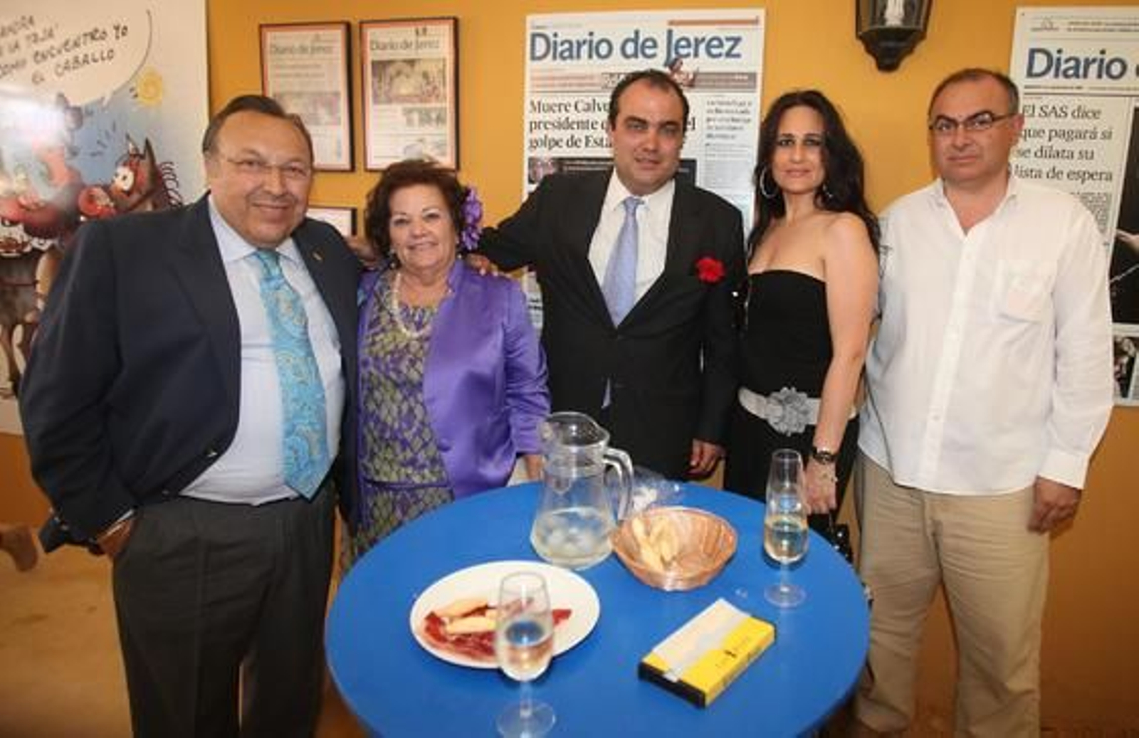 El director del Diario, David Fernández, posa con el guitarrista Paco Cepero y su esposa Chari, la cantaora onubense Regina y su marido Antonio Picón, ayer en la caseta del Diario.

Foto: Vanesa Lobo