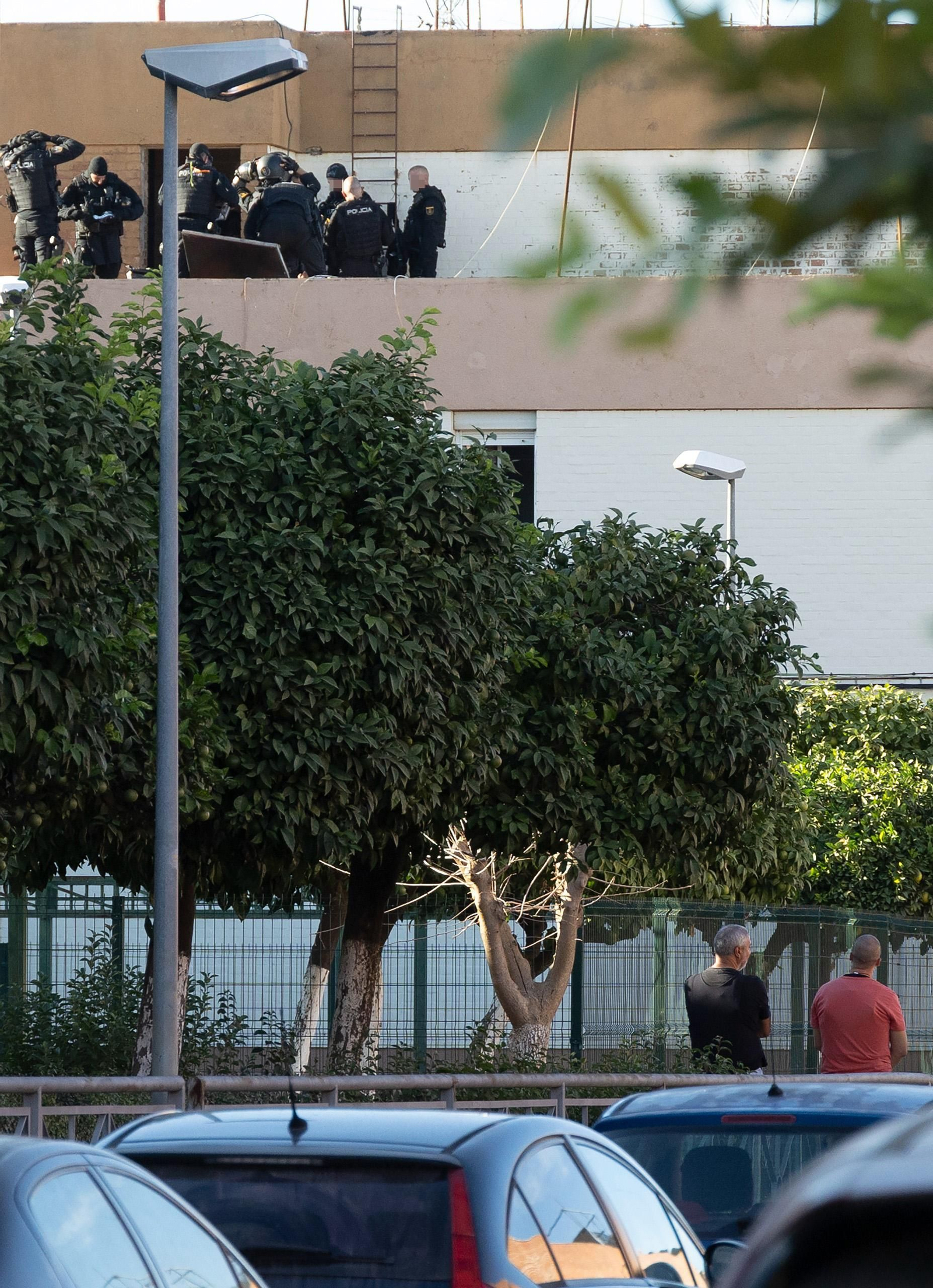 La Policía en una azotea junto a la vivienda donde se atrincheró el presunto asesino en Brenes.