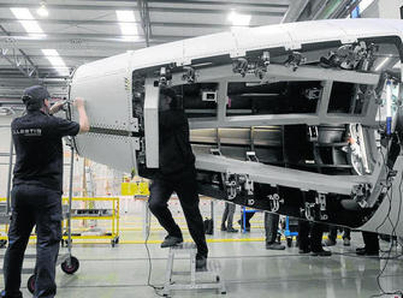 Dos operarios trabajan en uno de los conos de cola del A350 en la factoría de Puerto Real.