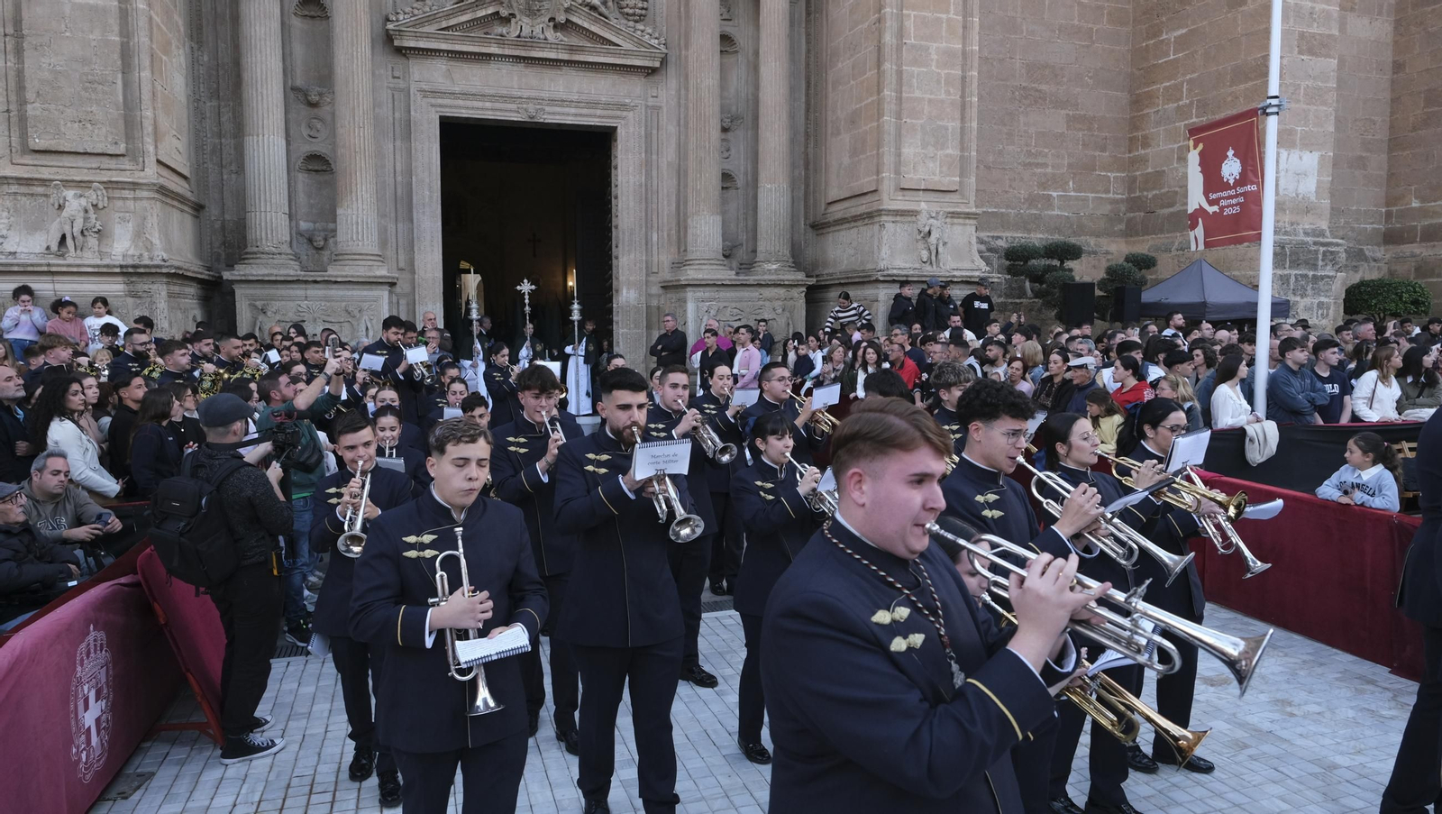 Estudiantes en la Semana Santa de Almería 2025
