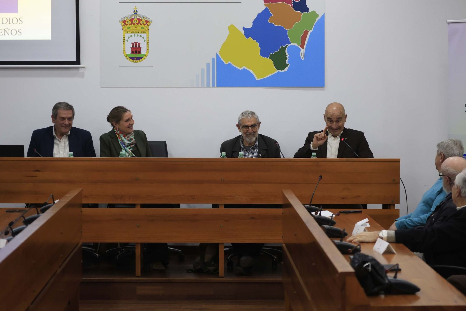Las fotos de la presentación de las dos nuevas guías del patrimonio del Campo de Gibraltar