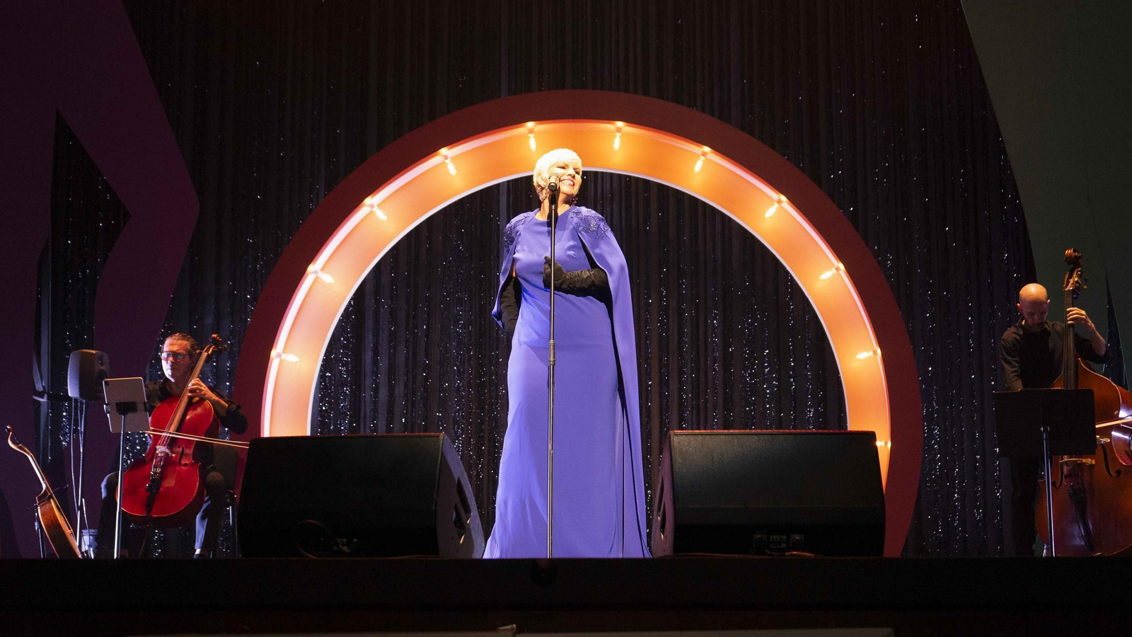 Pasión Vega durante el gran recital con canciones de películas de Almodóvar ofrecido en Roquetas de Mar.