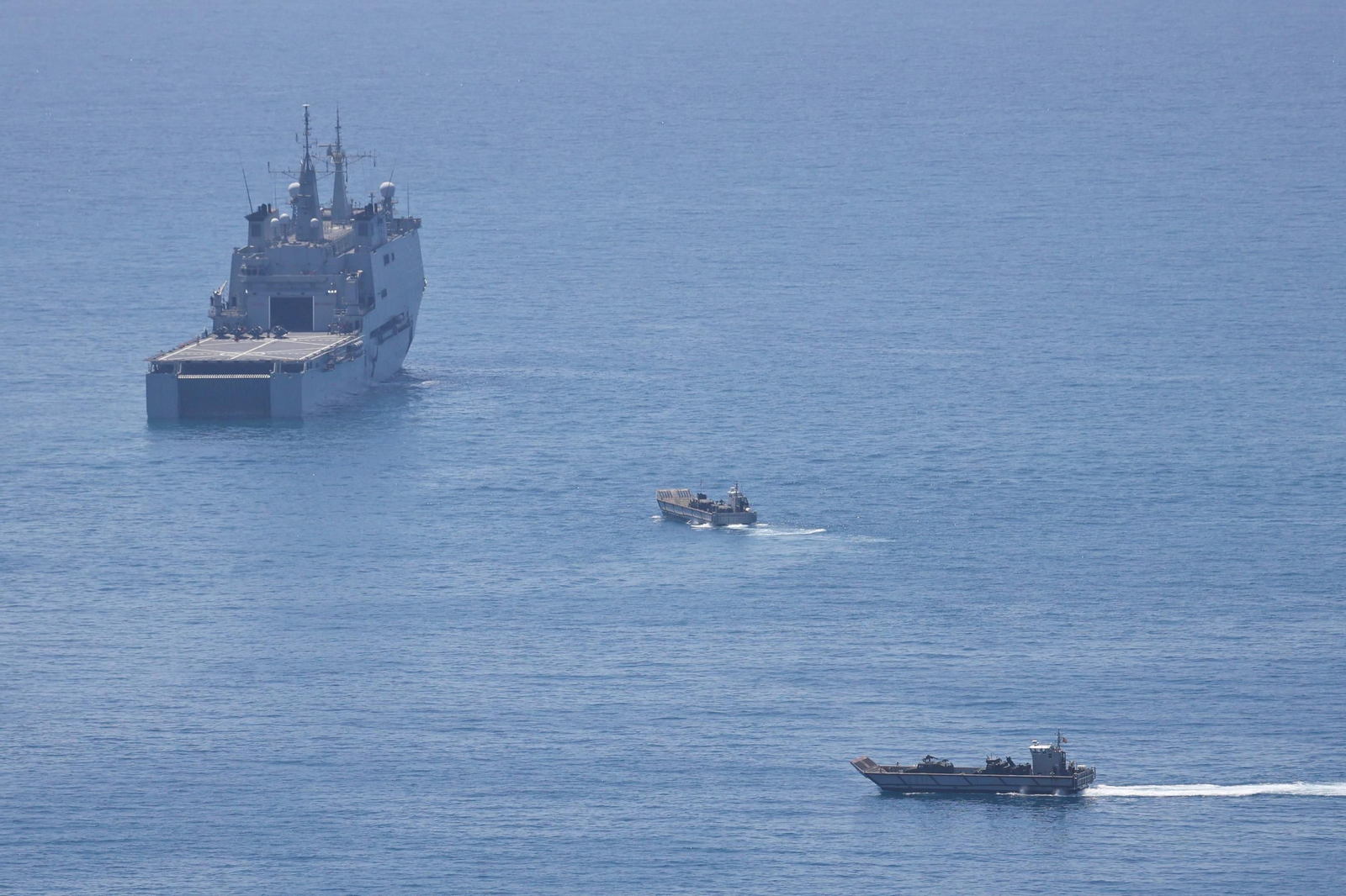 Los buques de la Armada 'Juan Carlos I' y 'Galicia' ya están en Málaga para el desembarco, en fotos