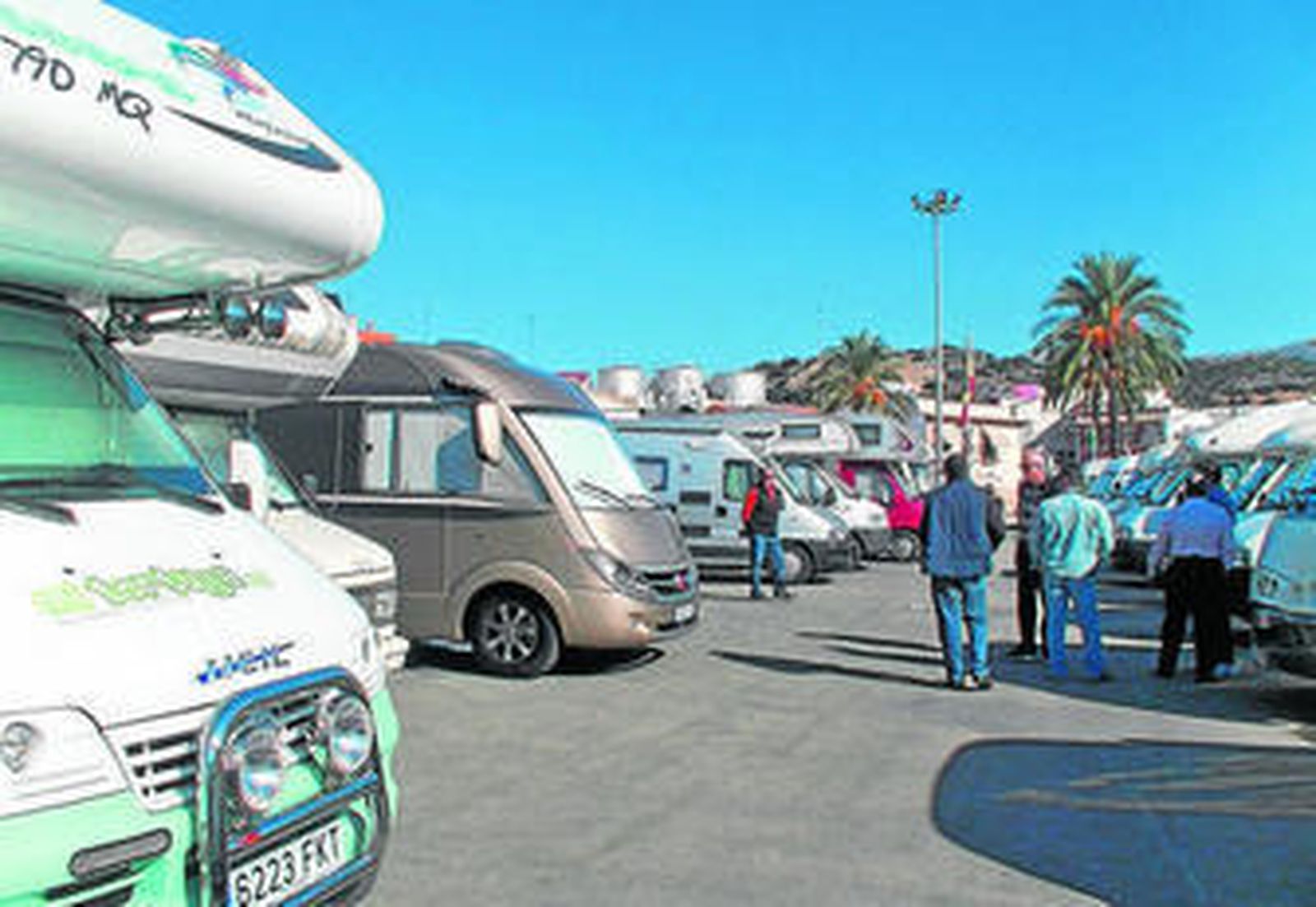 Los vehículos, estacionados en el parque egabrense, de diferente procedencia.