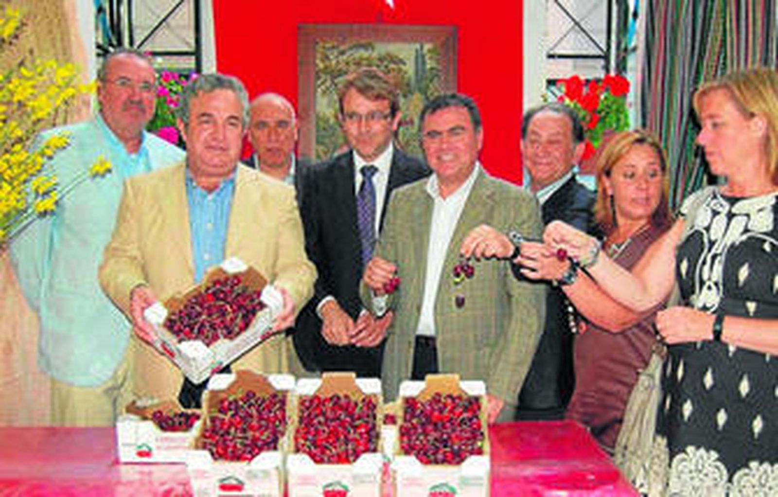 El presidente de la Diputación, el alcalde y otras autoridades, ayer en Alfarnate.