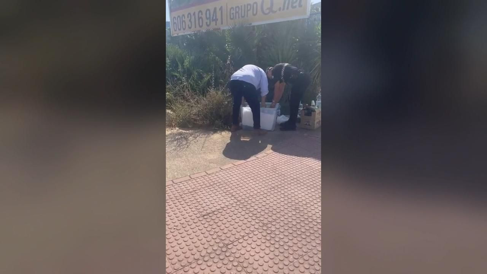 El chef José Andrés reparte bocadillos a los desalojados en el incendio de Tarifa con su ONG World Central Kitchen