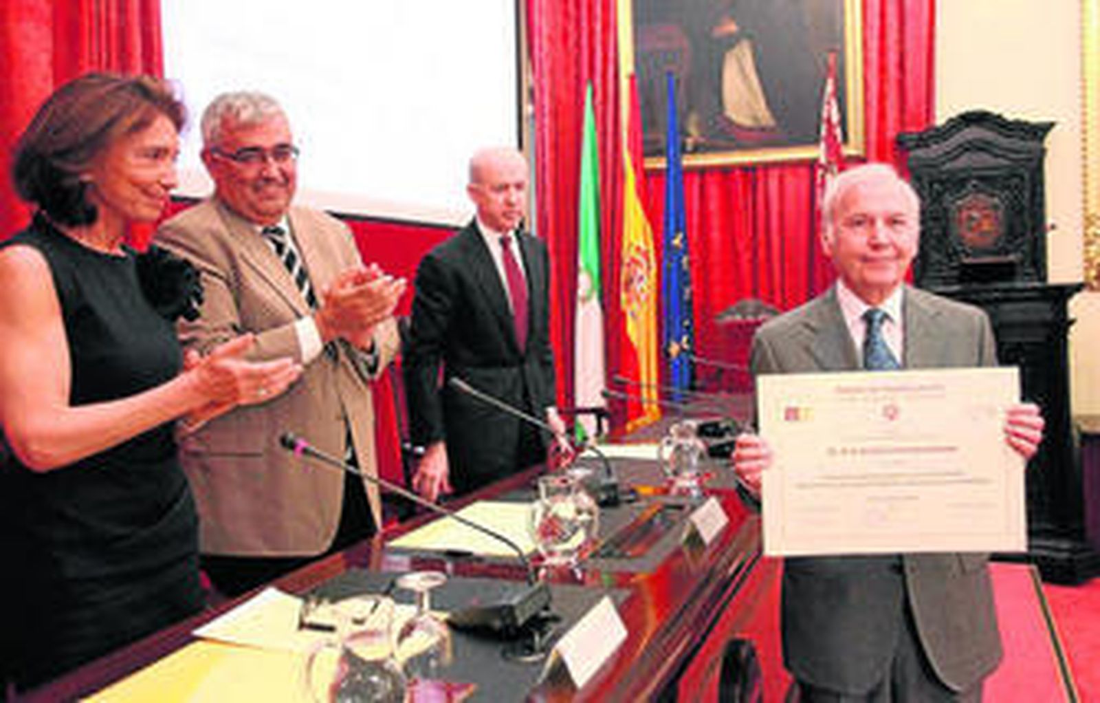 El catedrático Ernesto Carmona durante el acto de entrega del Premio Javier Benjumea Puigcerver.
