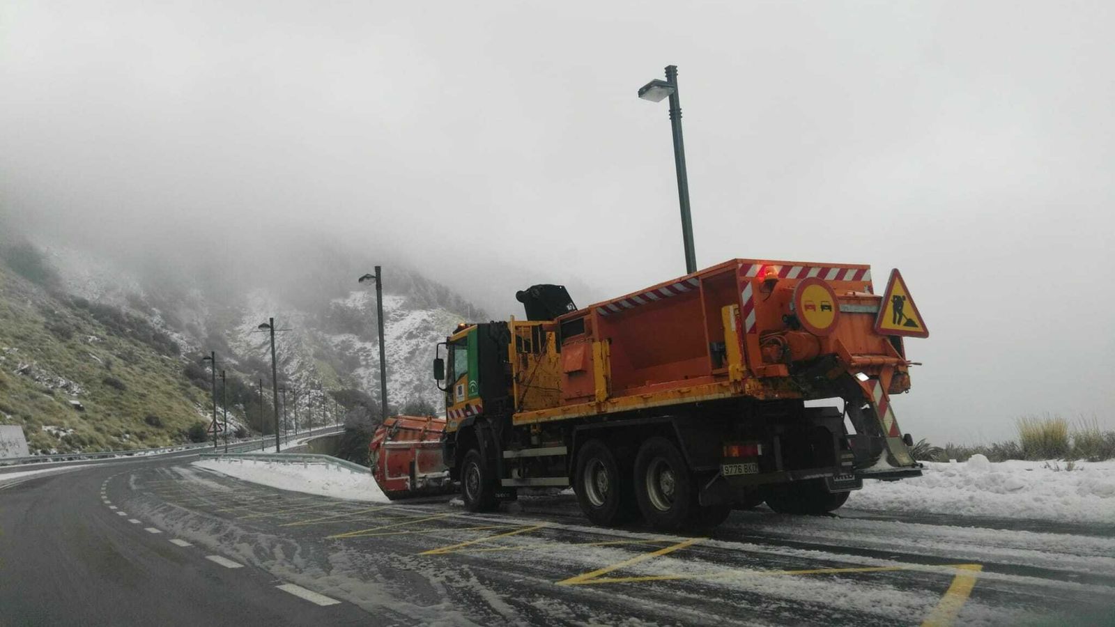 Los comerciantes demandan que se limpie la carretera que da acceso a la Hoya de la Mora.