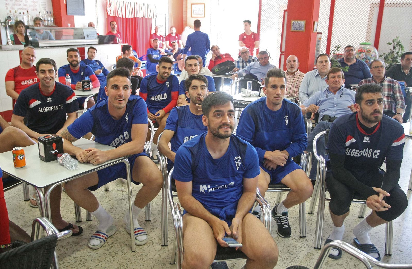 Jugadores, directivos y aficionados siguen el sorteo por internet, ayer en la sede social del Nuevo Mirador.