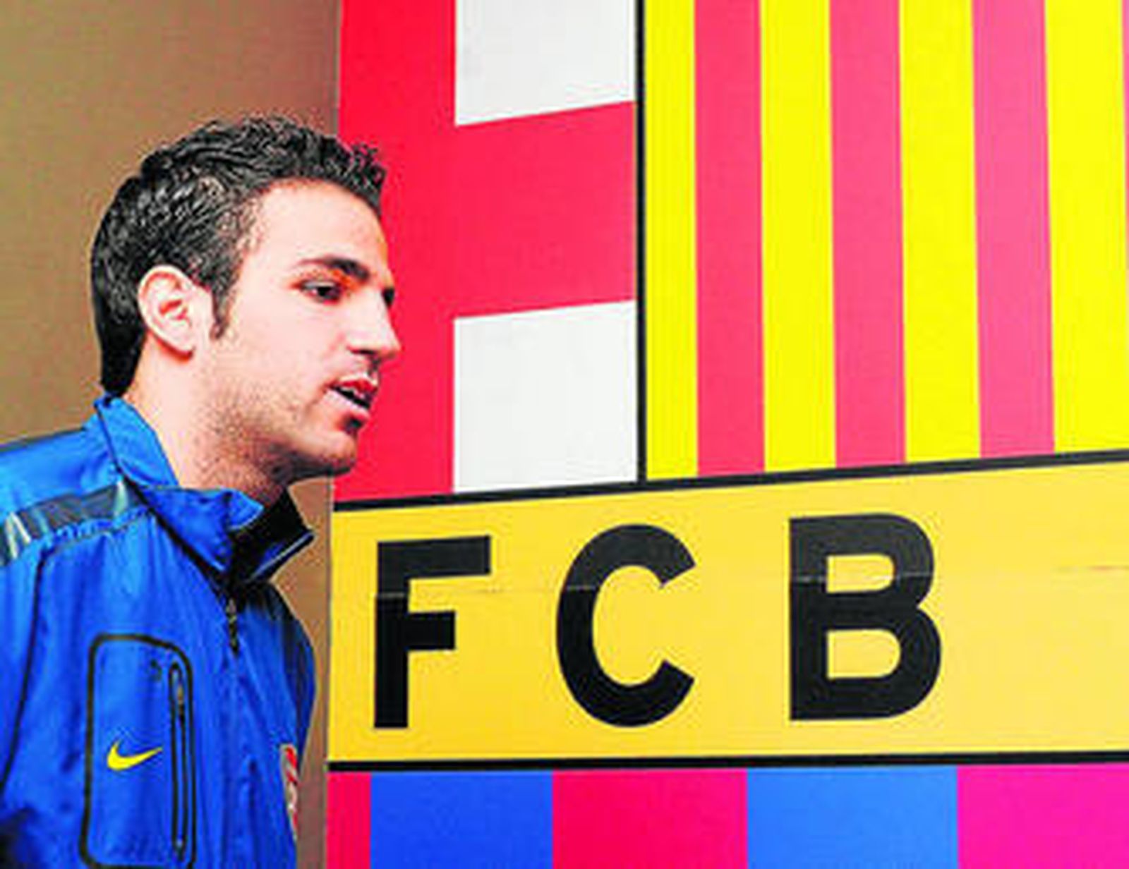 Cesc camina por el Nou Camp durante la visita del Arsenal en la pasada Liga de Campeones.