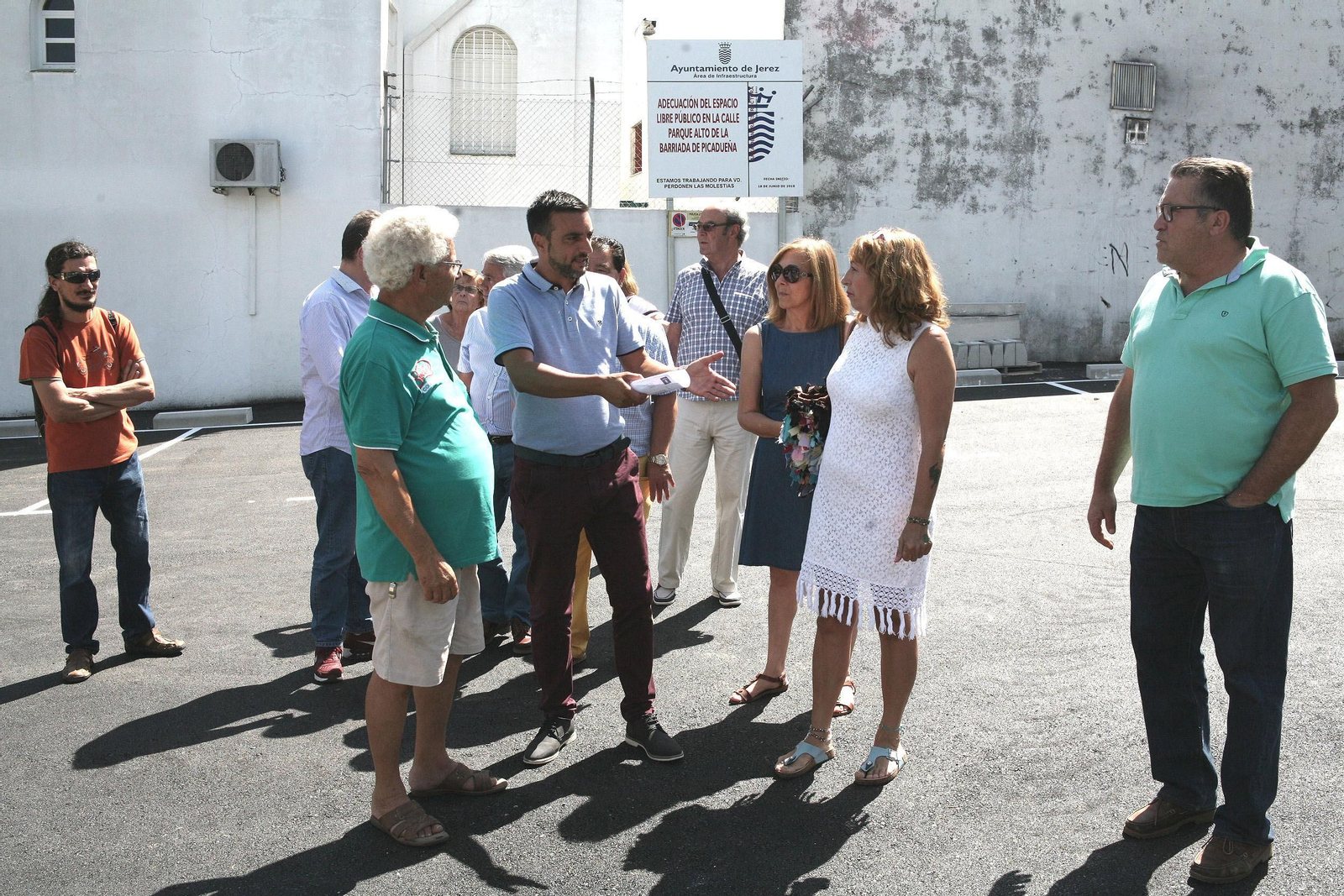 El delegado de Movilidad, ayer junto a representantes vecinales y técnicos municipales en una de las parcelas habilitadas como zona de aparcamiento.