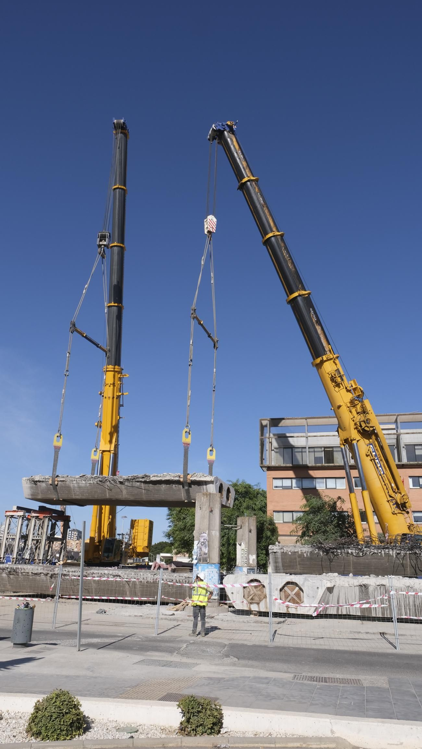 El Puente de la Avenida del Mediterráneo ya es historia, en imágenes