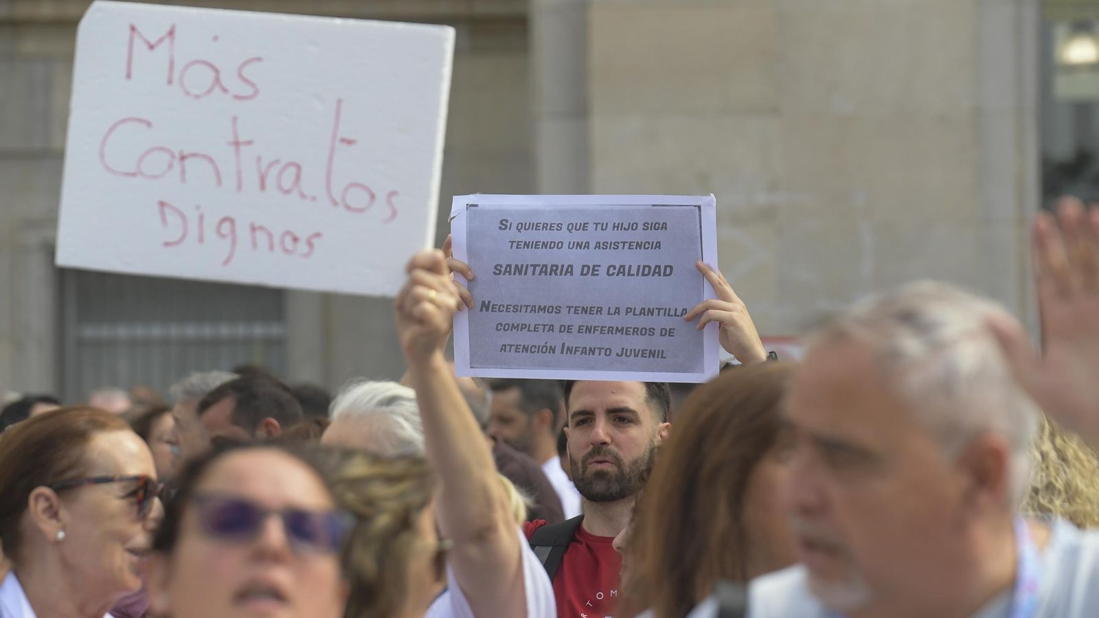 Detalle de dos carteles vistos en una concentración sanitaria