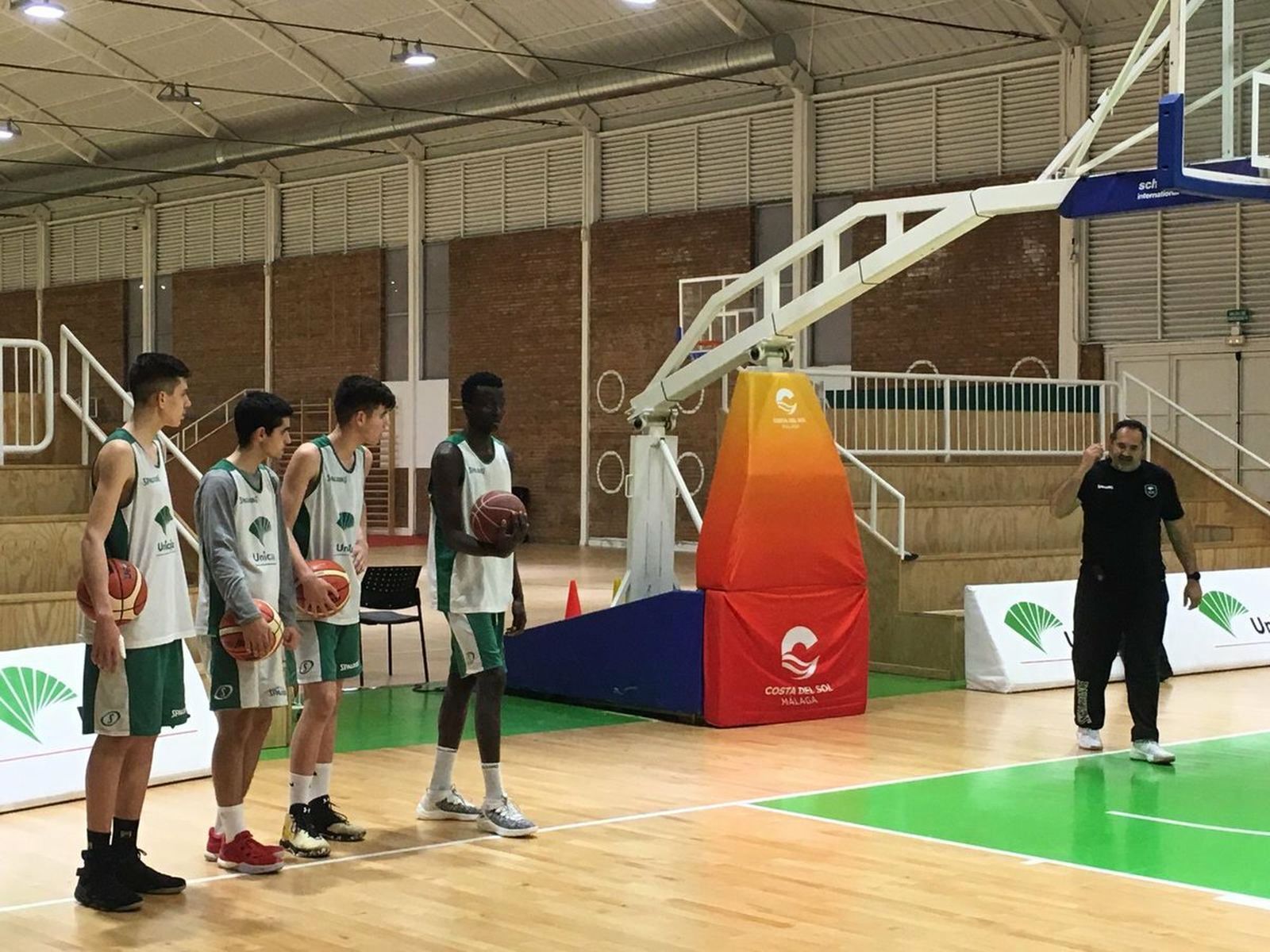 Paco Aurioles, con los jóvenes de la cantera del Unicaja.
