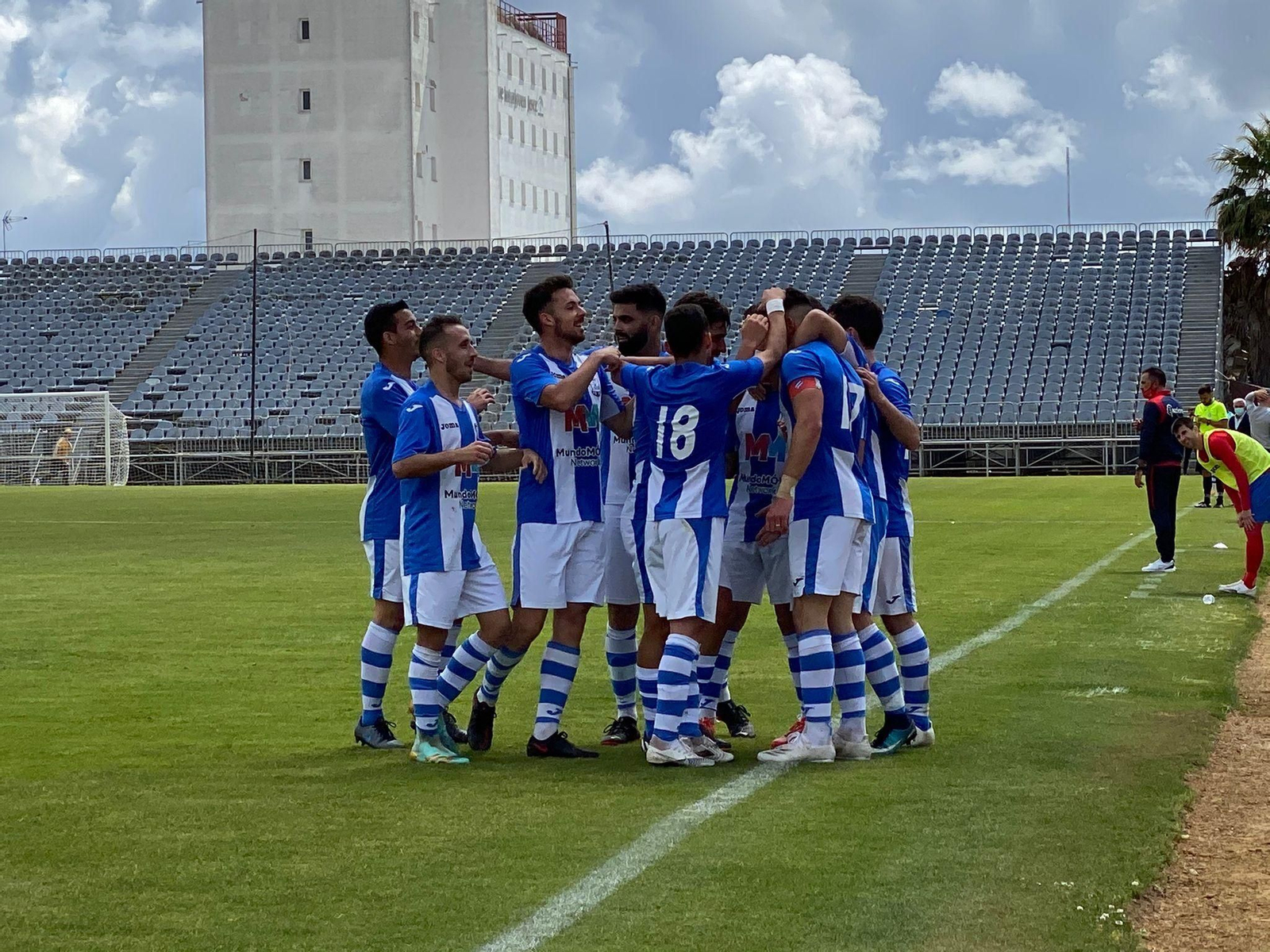 Los jugadores del Industrial felicitan a Barrera después del golazo del arcense.