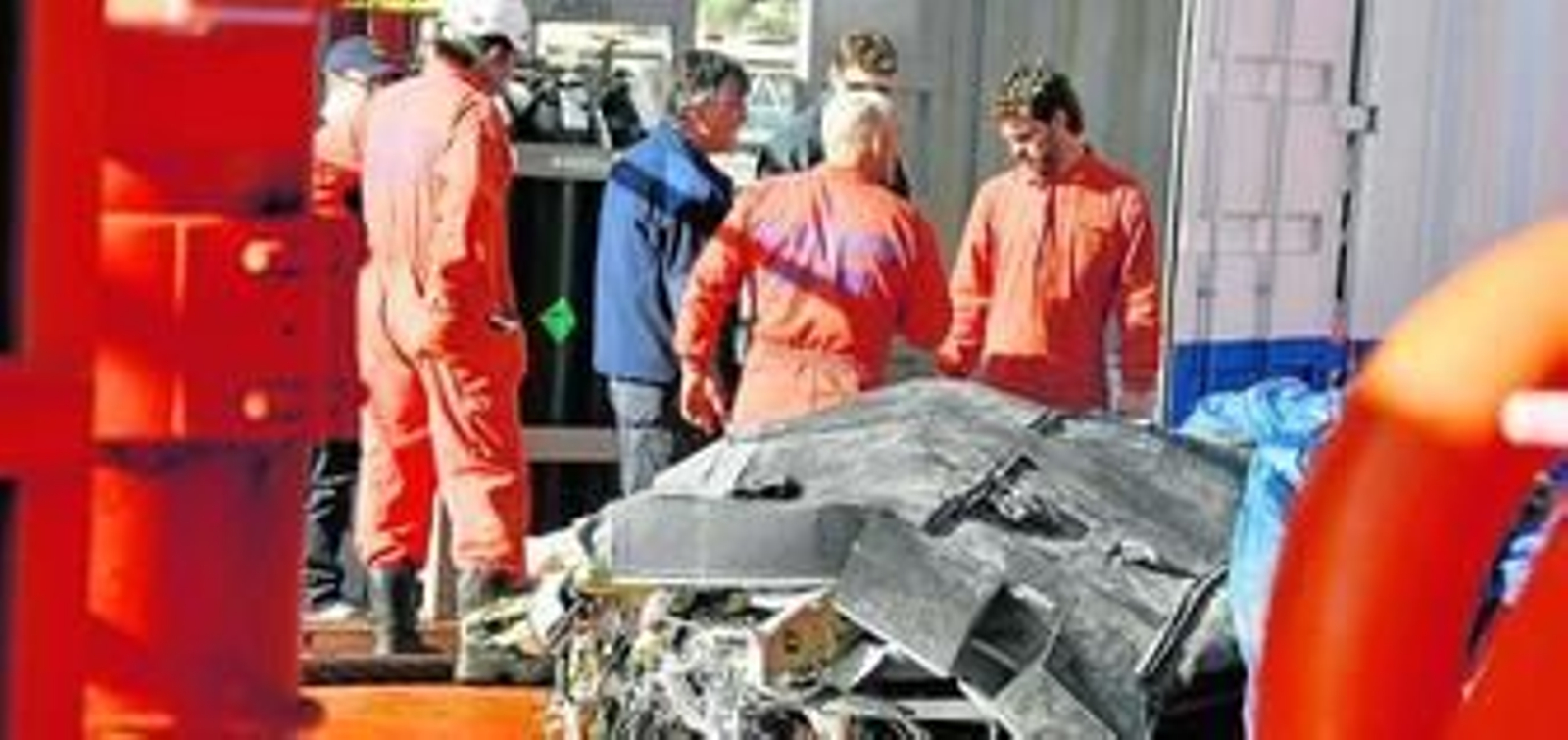 Los restos del helicóptero Helimer 207 de Salvamento Marítimo a bordo del buque Clara Campoamor horas después de sacarlo del fondo del mar.
