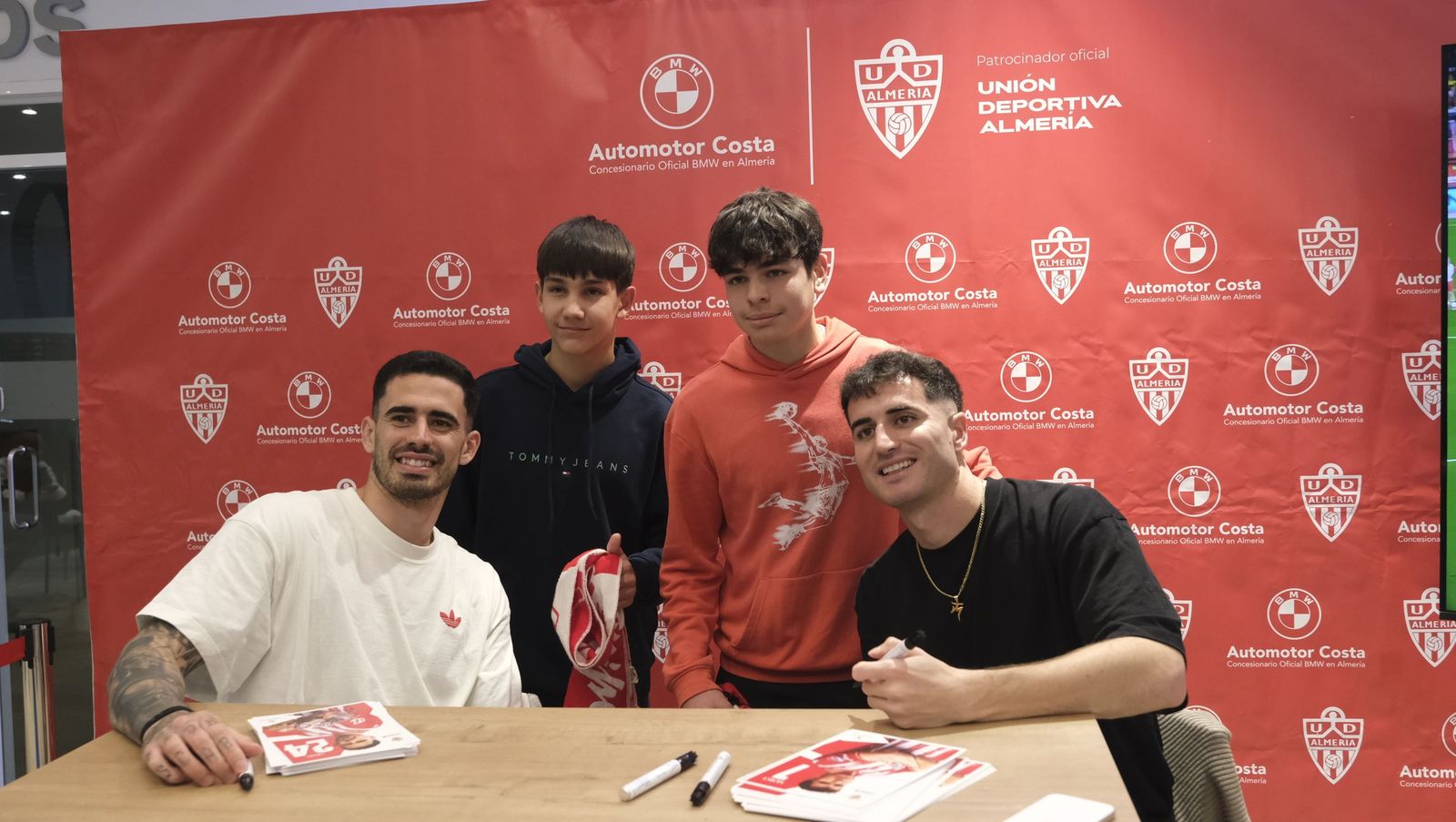 La firma de autógrafos de Jon Morcillo y Miguel de la Fuente en Automotor Costa BMW