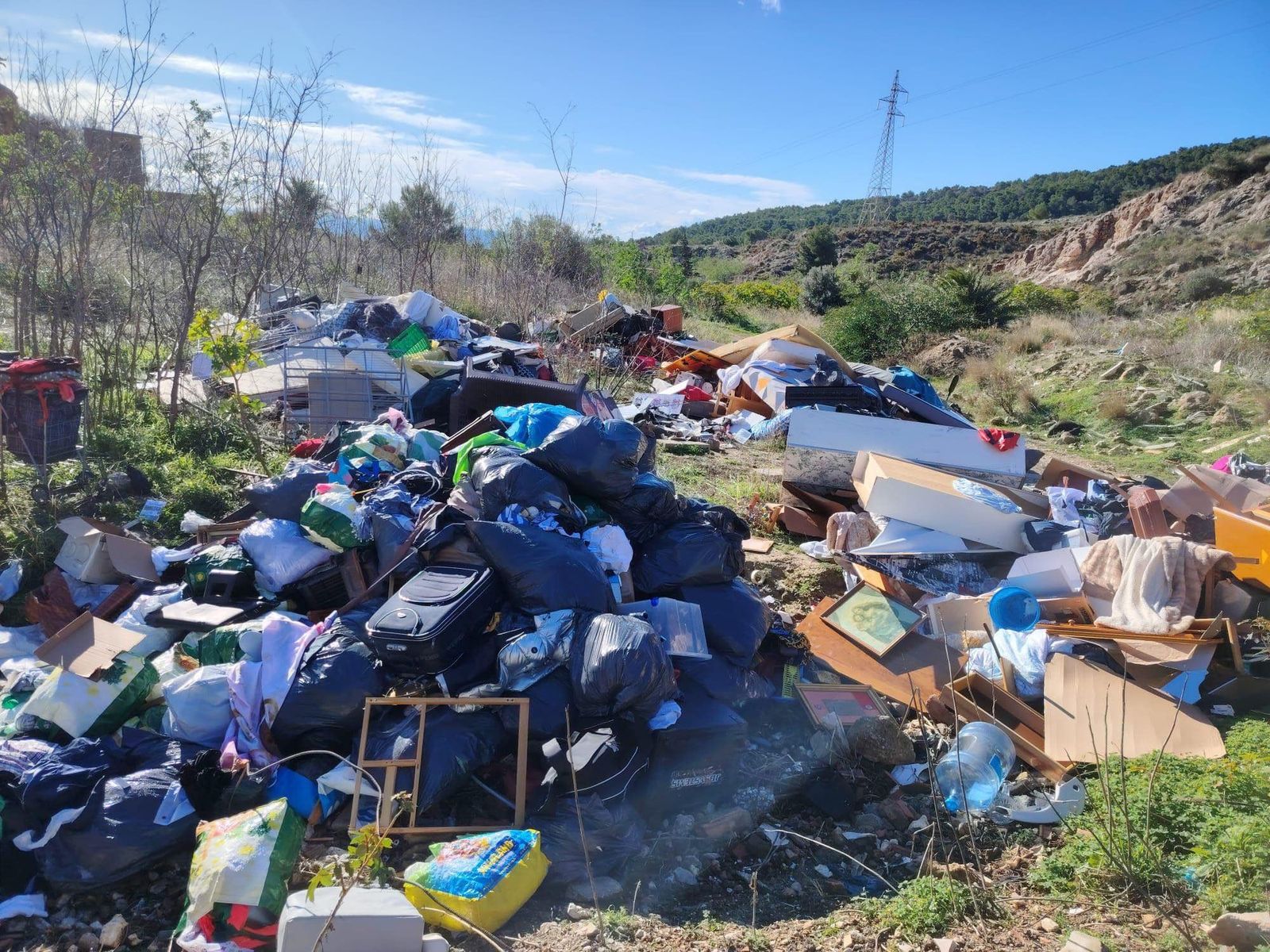 El vertido de enseres hallado en la sierra de Torremolinos.