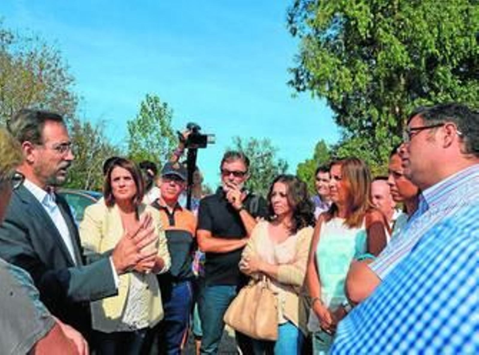 Encuentro del consejero con los agentes sociales almonteños.