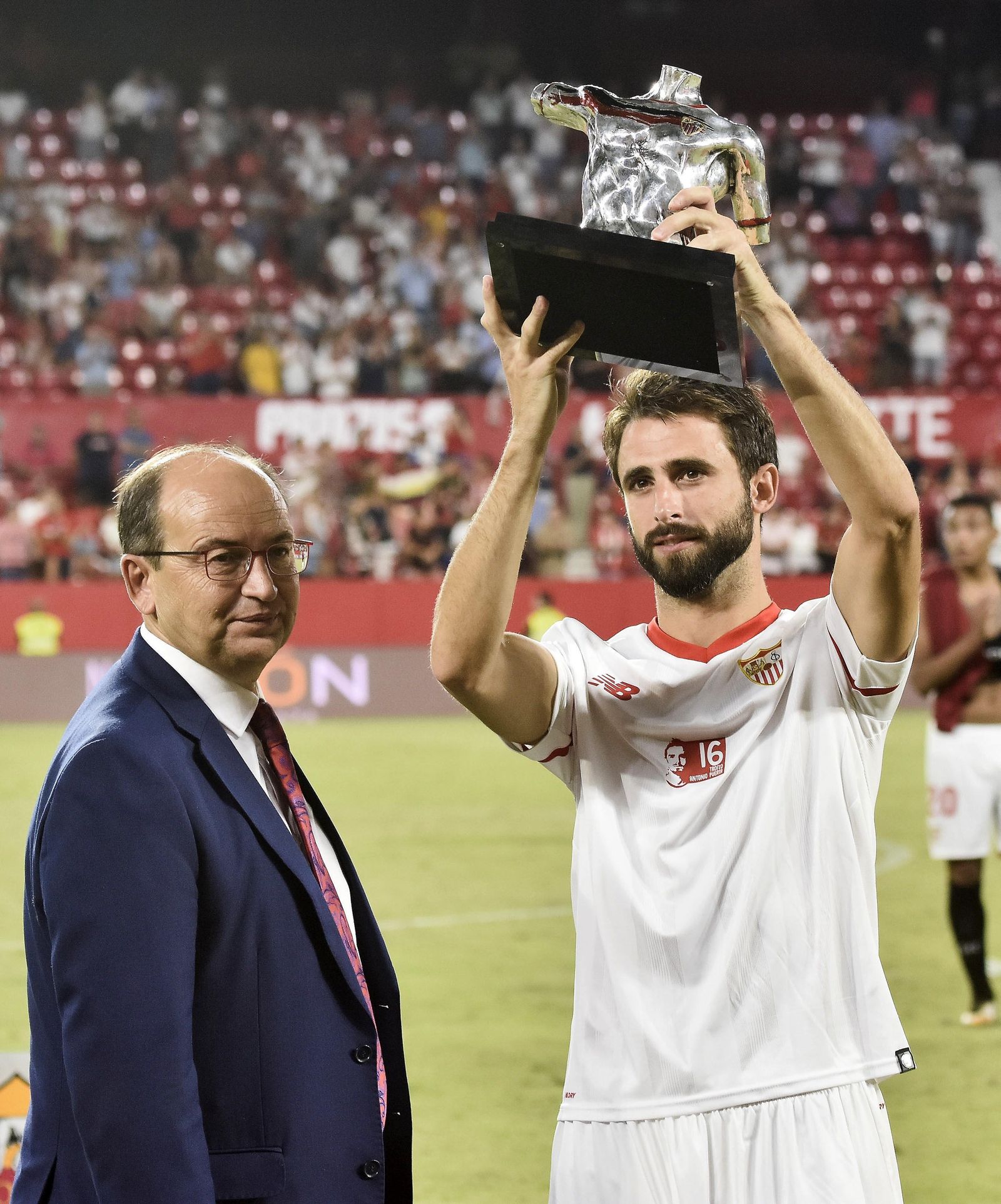 Castro le entrega el trofeo a Pareja.