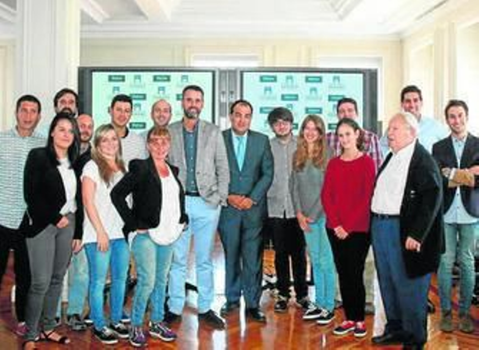 David Fernández, Luis Ángel de la Viuda y Raúl Briongos, con los alumnos.