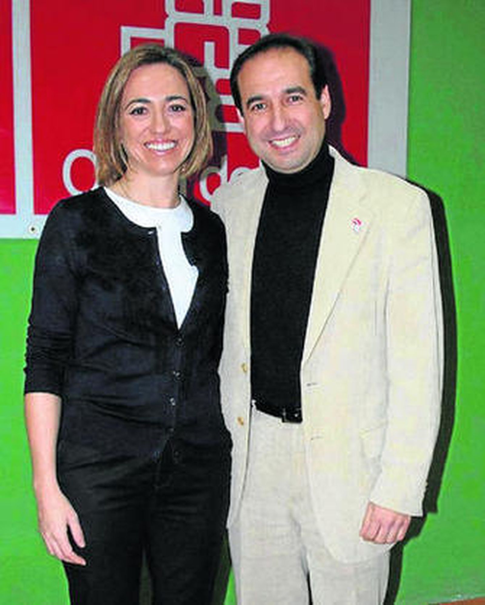 Carme Chacón junto al delegado de Cultura y ex alcalde de Olula.
