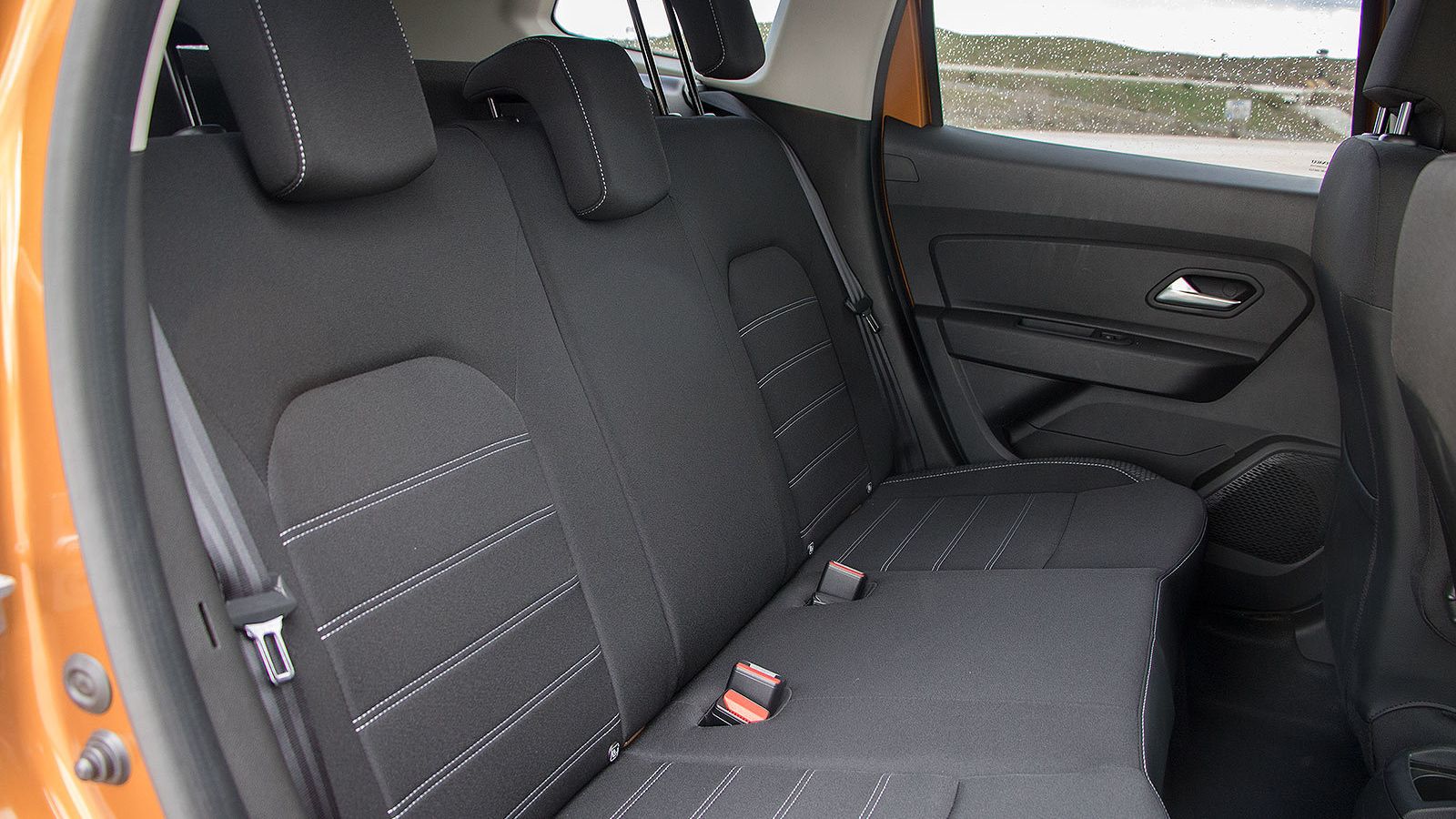 Los asientos traseros son espaciosos para cuatro adultos.