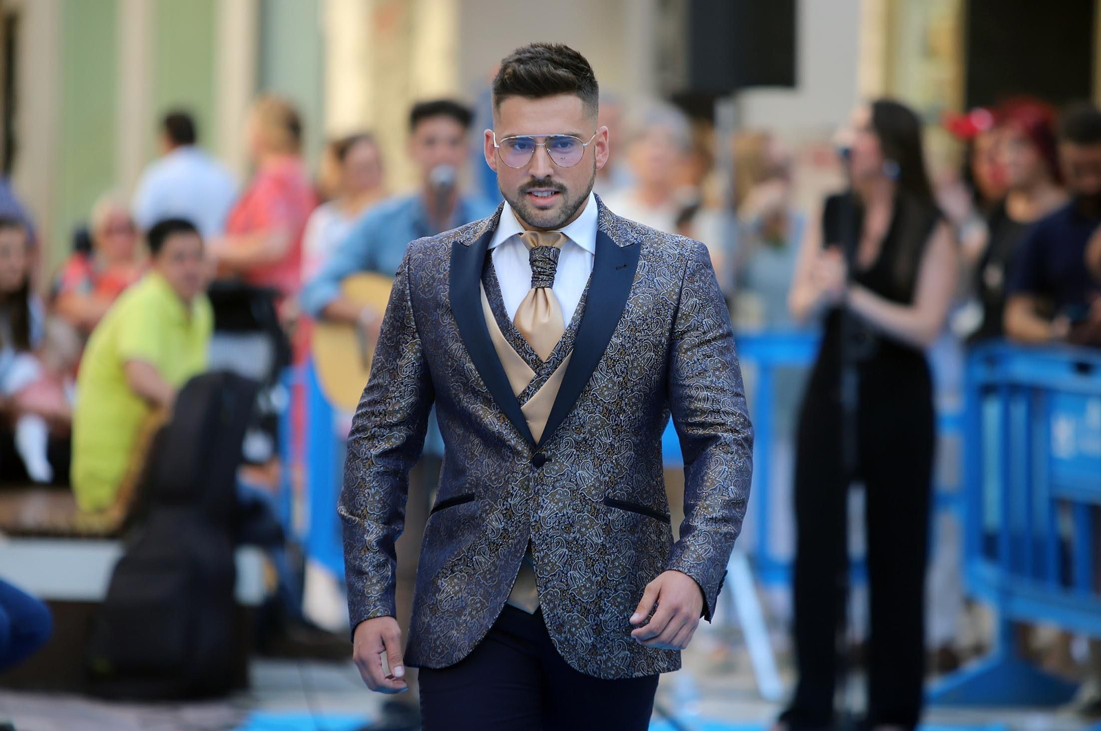 Imágenes de Huelva en blanco y azul, la noche del comercio