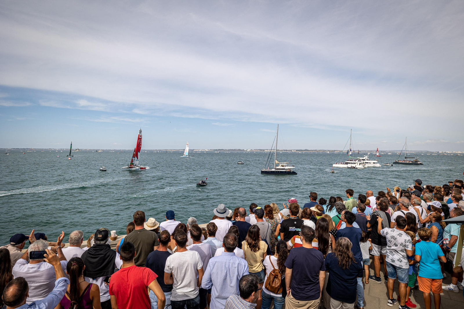 Búscate en SailGP Cádiz: La ciudad disfruta del ambiente del domingo con las actividades, las carreras y los bares