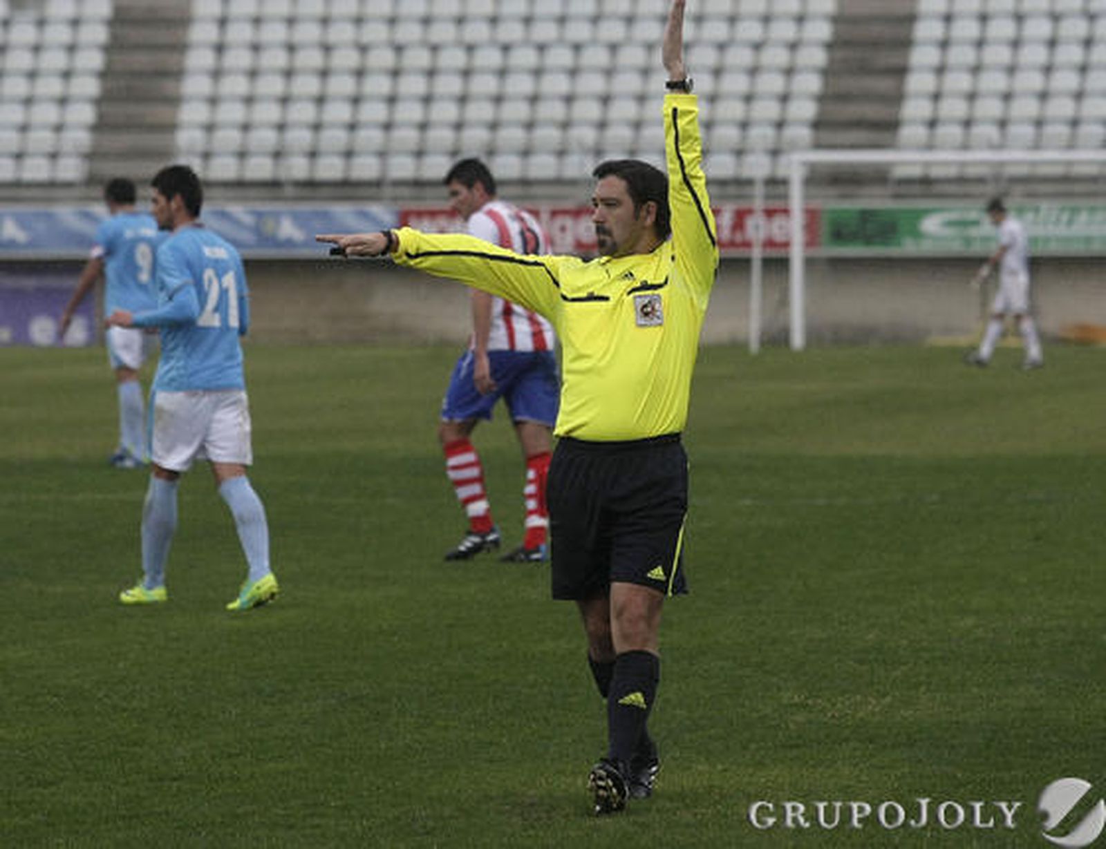 El Algeciras se aleja aún más de la zona de liguilla al perder en el Nuevo Mirador ante el San Fernando./Fotos:Erasmo Fenoy

Foto: Erasmo Fenoy