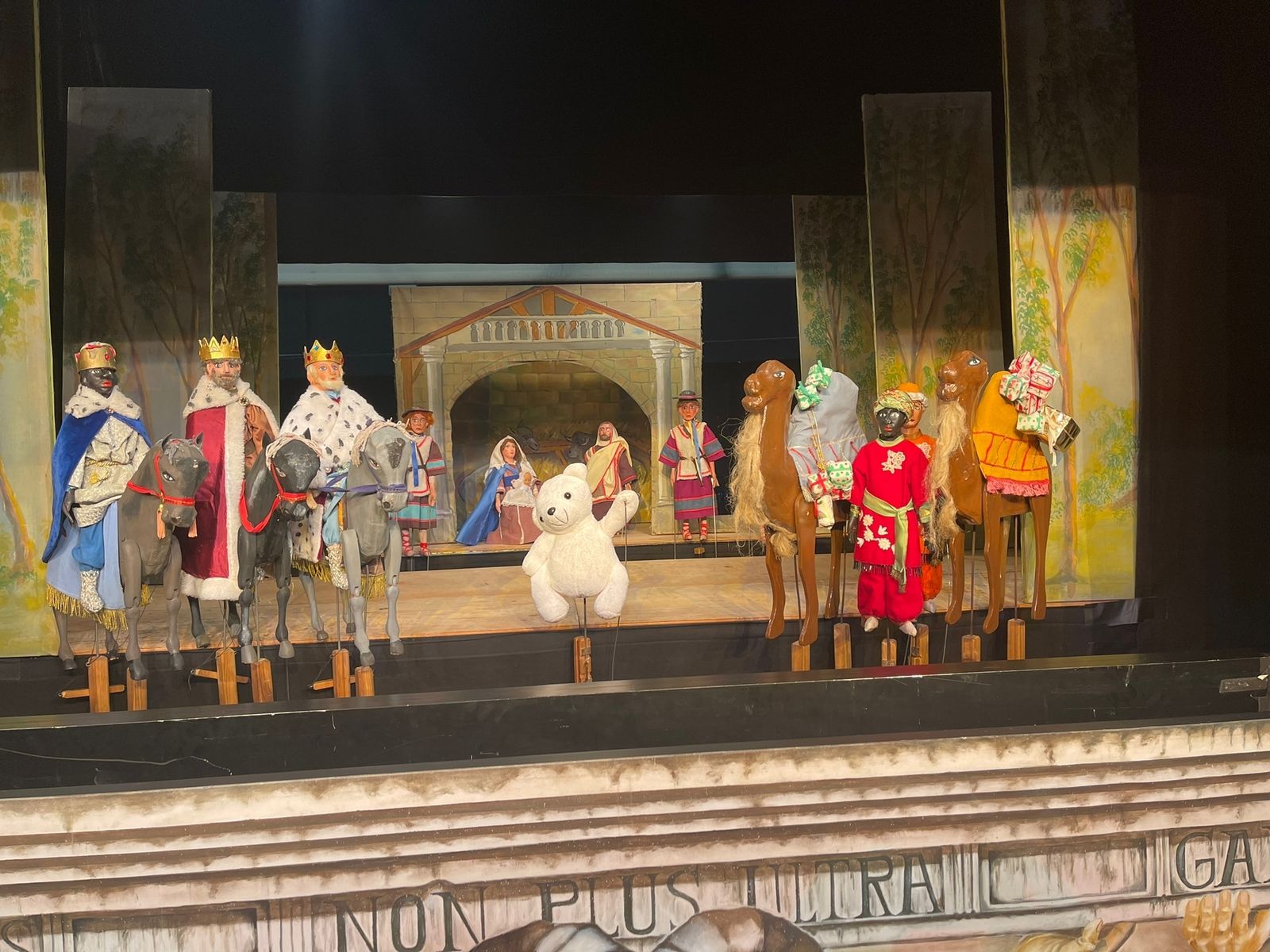 Una imagen del oso perjudicado en la representación de 'Los autos de Navidad'.