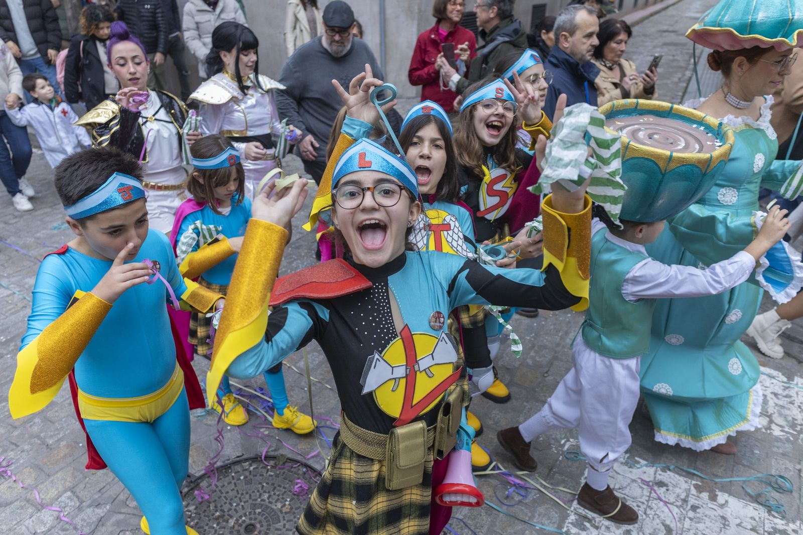 El Carnaval en la calle calienta motores: pregón infantil y concierto en San Antonio