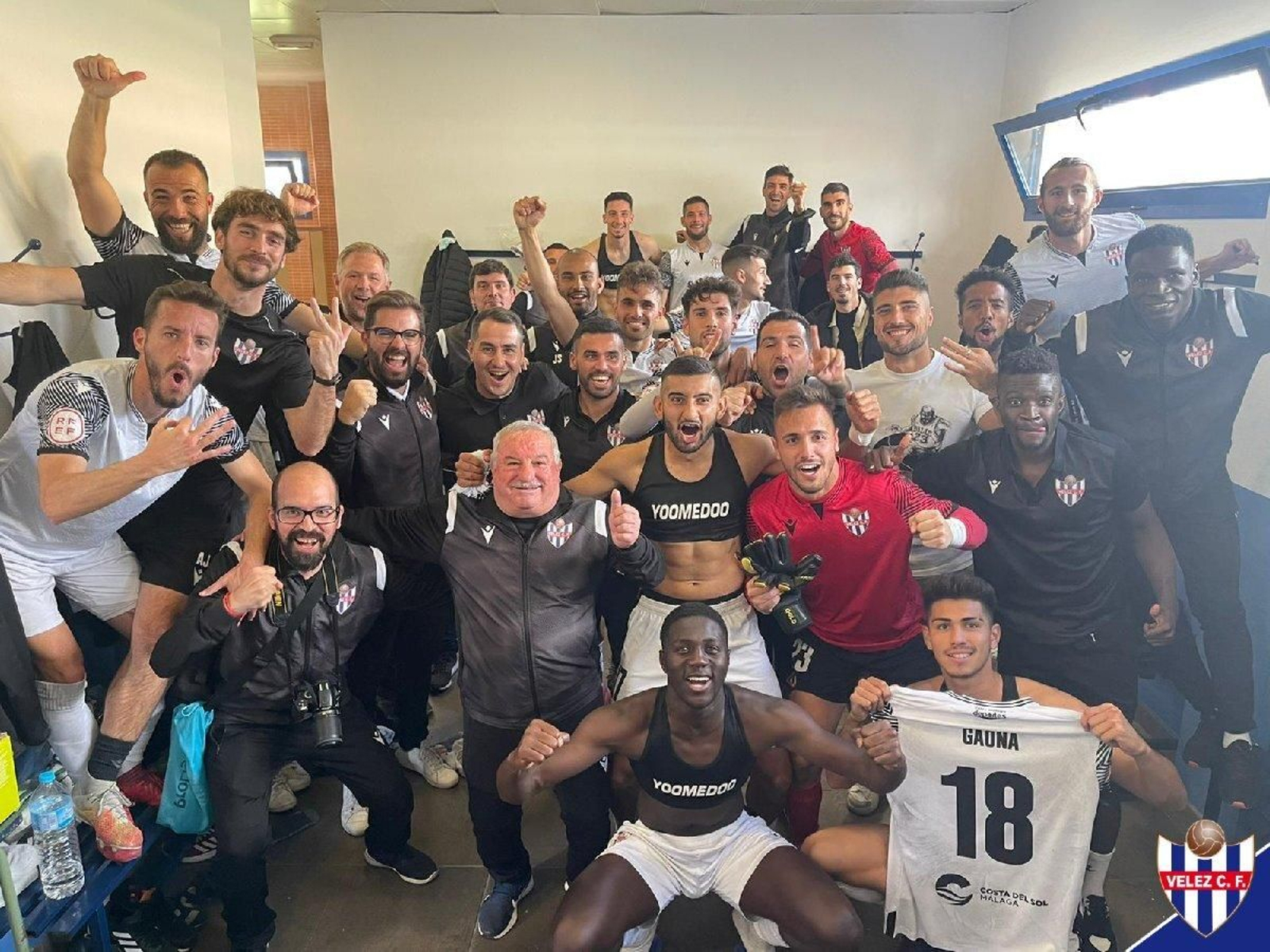 Los jugadores del Vélez CF celebran el triunfo en casa.