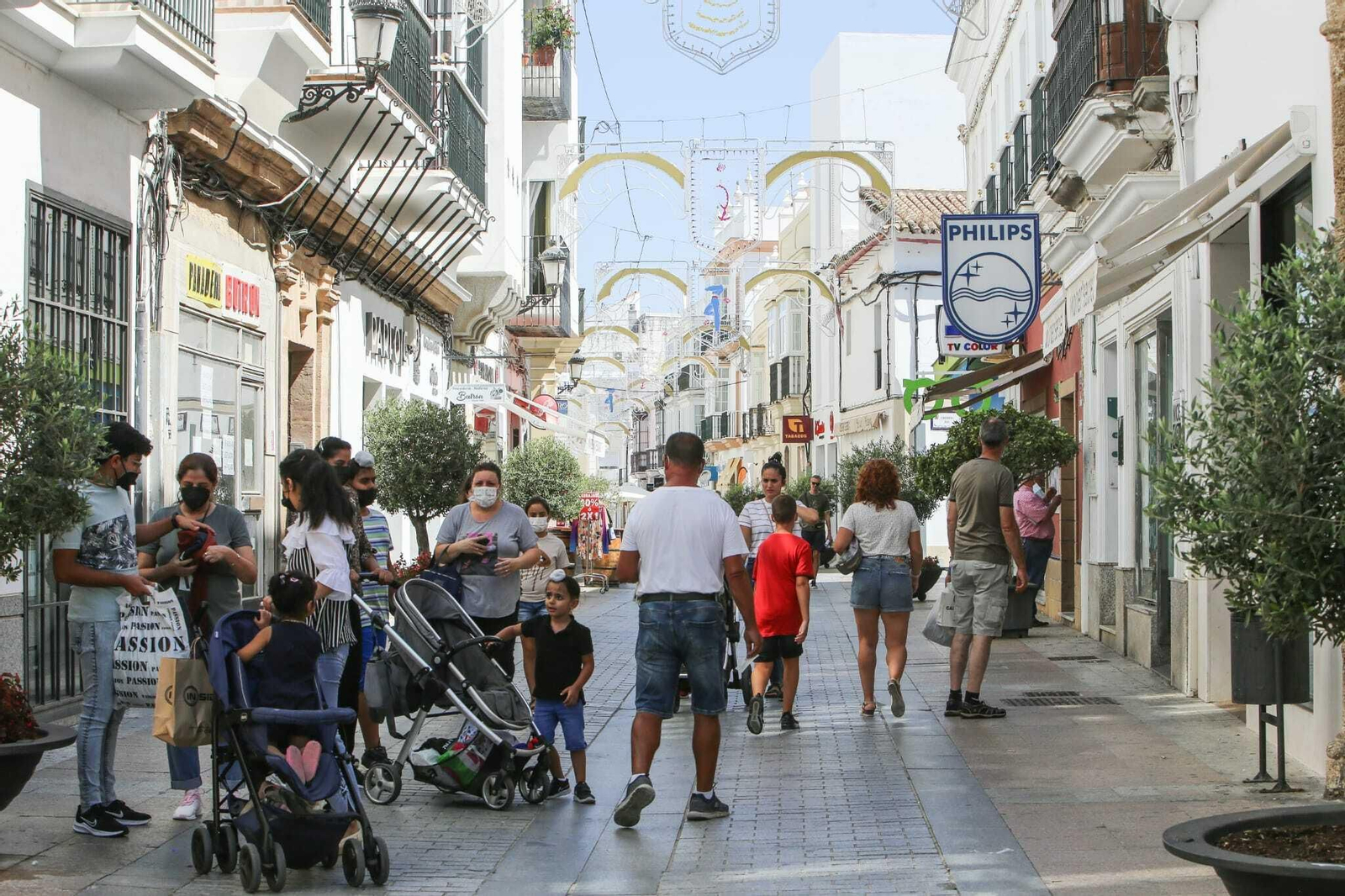 Personas caminando por la céntrica calle La Vega, en una imagen de hace unos días.