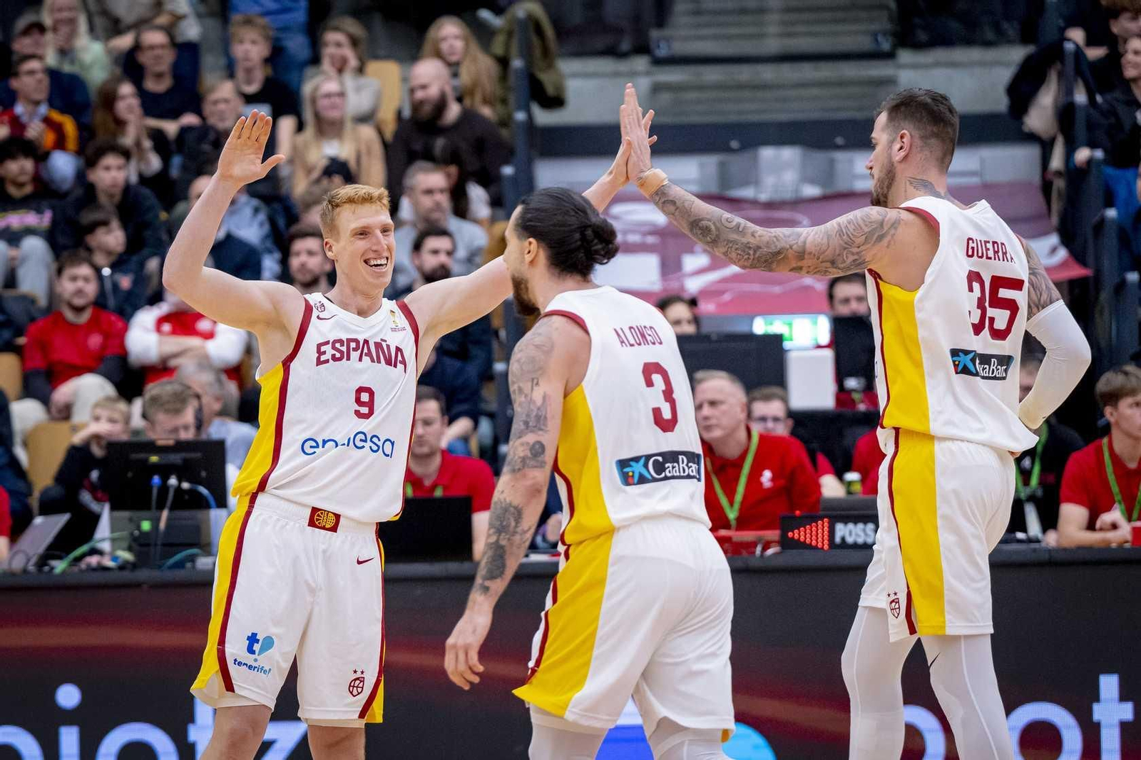 Cómodo inicio de la España de Chus Mateo con un buen Alberto Díaz