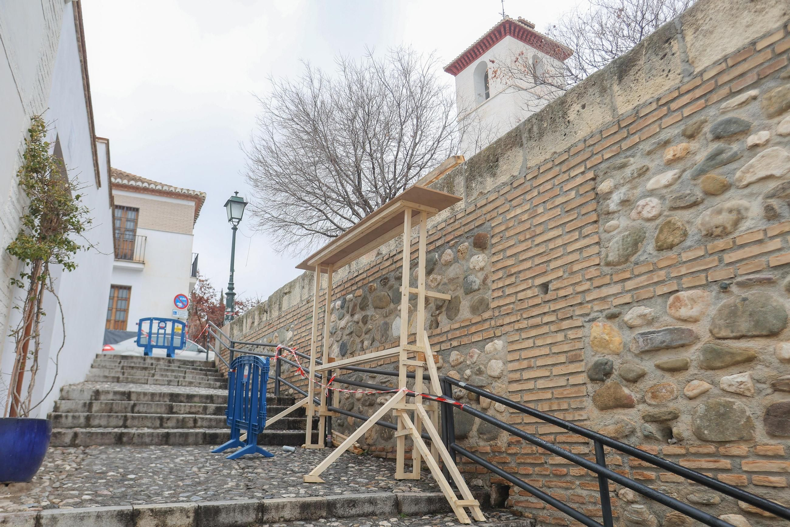 Así se está preparando el Albaicín para el rodaje de 'The Walking Dead': las imágenes