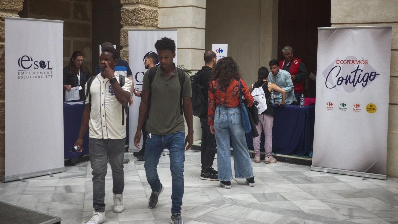 Gran acogida de la IV Feria de Empleo de Cruz Roja