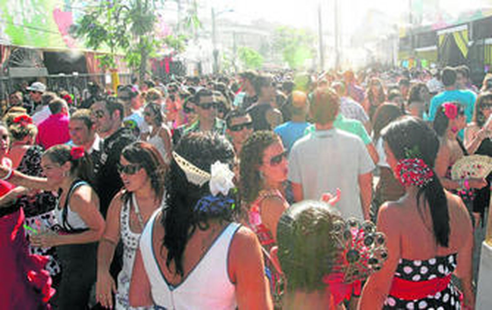 Imagen de una de las calles del recinto ferial colapsada por la masiva afluencia de personas.