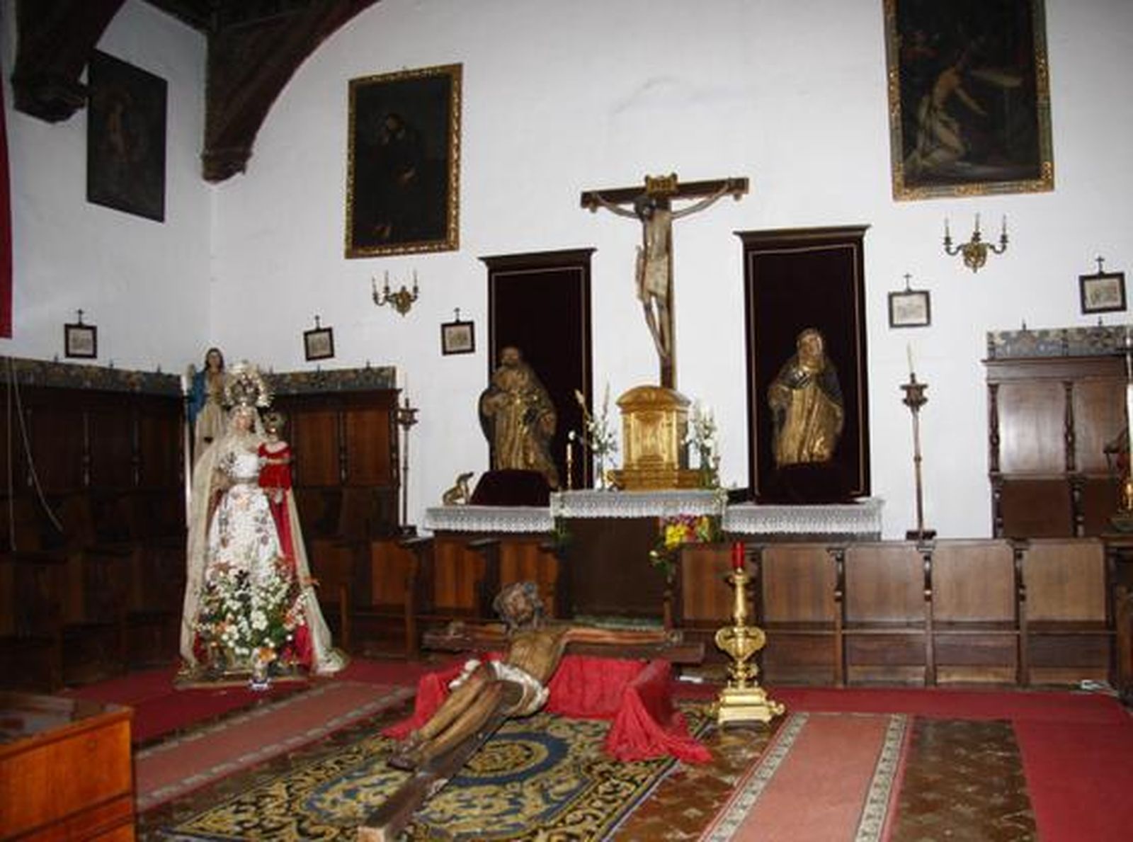 El convento Madre de Dios muestra unos tejados, esculturas, pinturas y muros plagados de desperfectos que demuestran su mal estado de conservación.

Foto: Belén Vargas