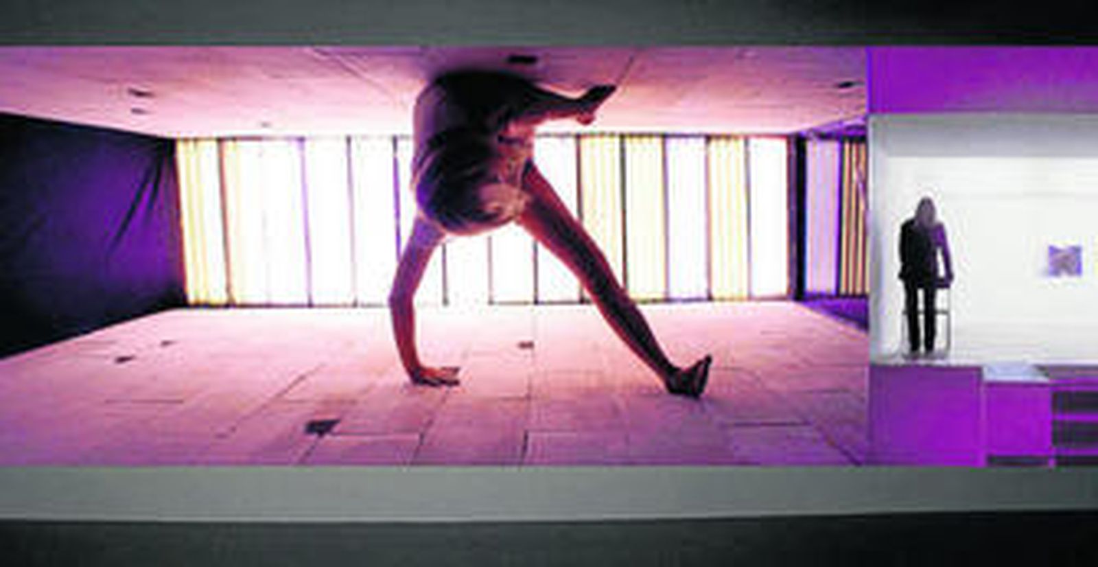 Los vídeos muestran al artista haciendo dos actividades: trabajando para subsistir y durante la creación artística.